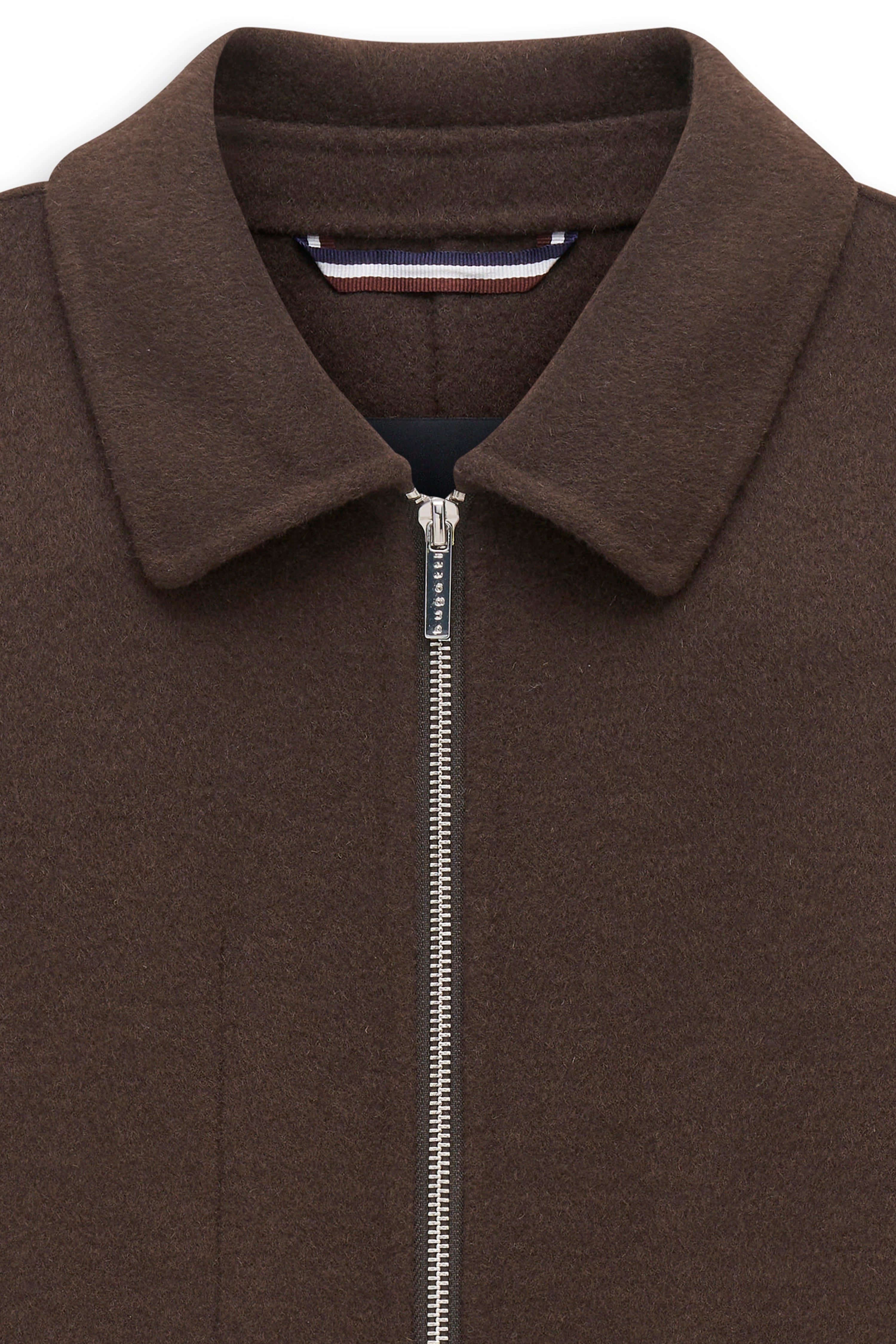 Braune bugatti Jacke mit Reißverschluss, Detailansicht.
