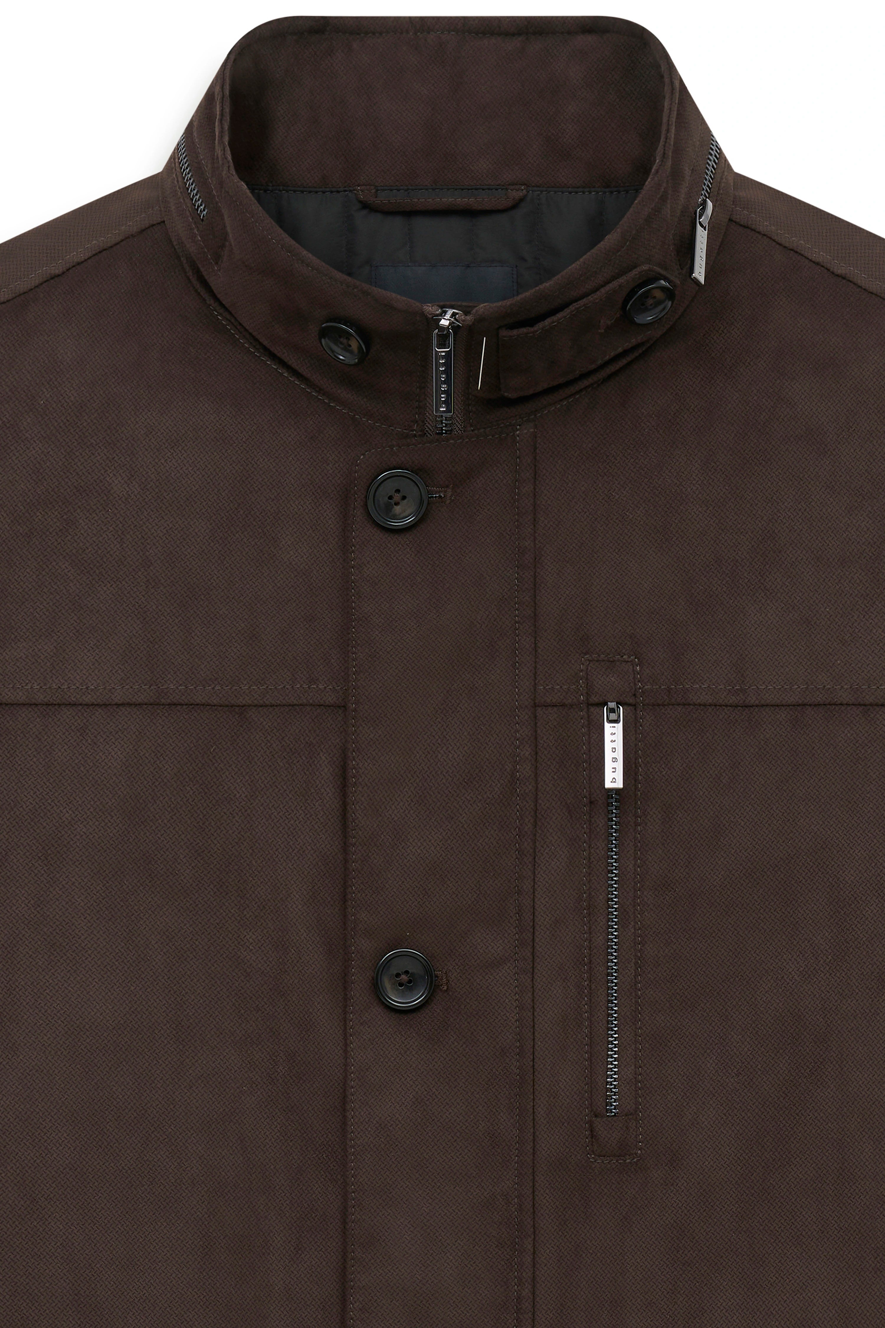 Braune bugatti Jacke, Büstenbild, Stehkragen, Reißverschluss- und Knopfdetails, lässig-eleganter Stil.