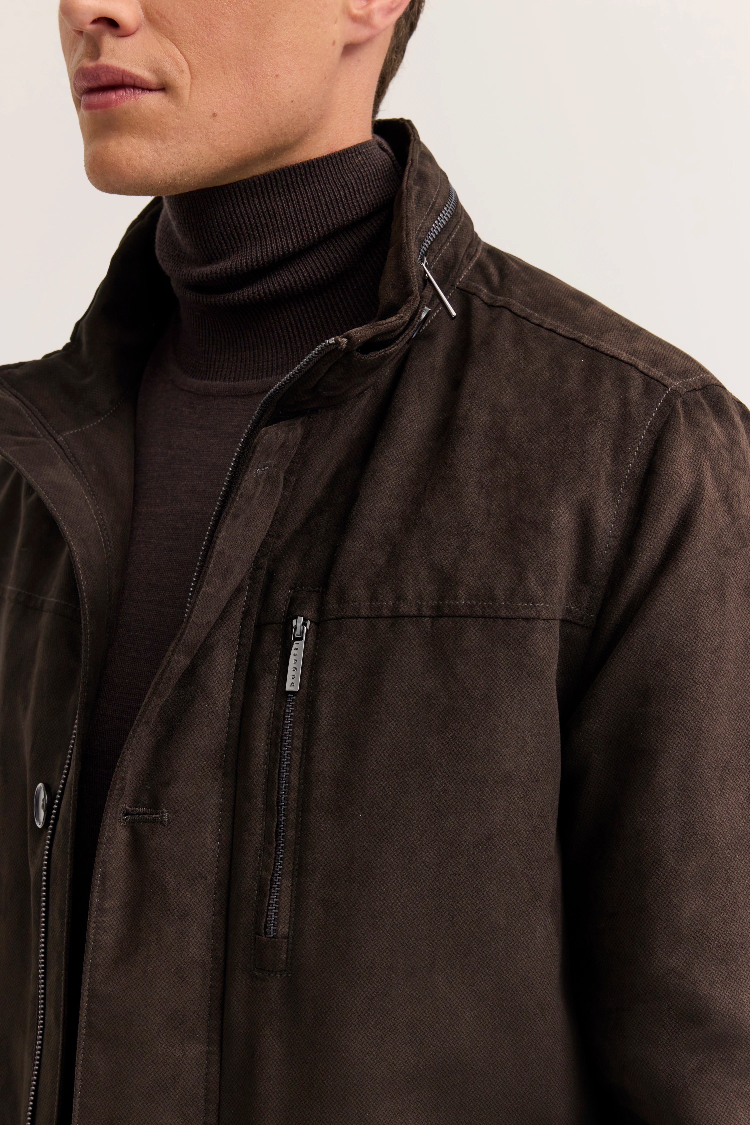 Braune bugatti Jacke und Rollkragenpullover, Büstenbild, eleganter Stil.