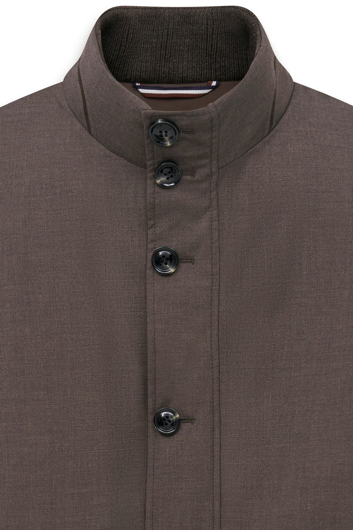 Braune bugatti Jacke mit Stehkragen und Knopfleiste, Detailansicht.
