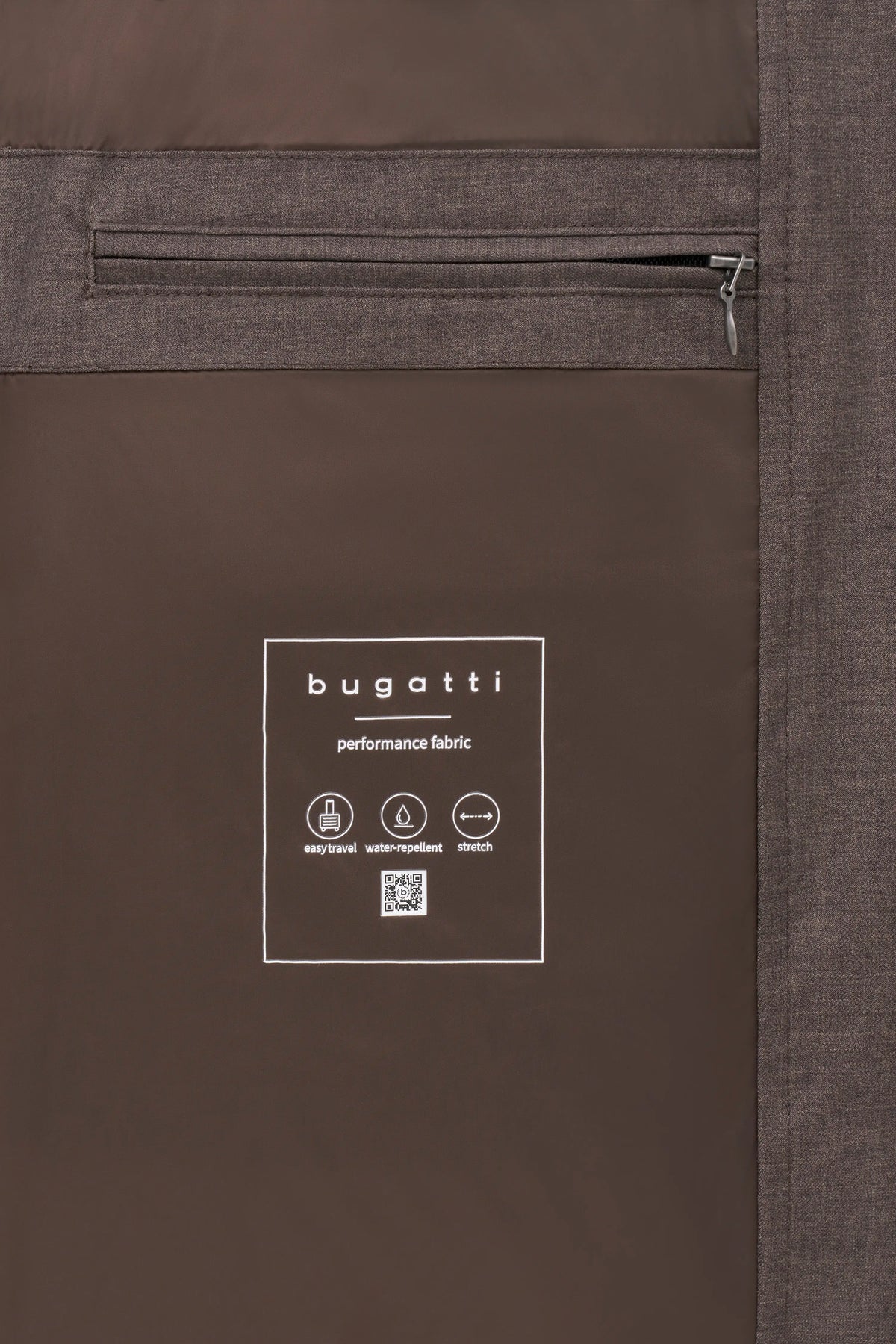 "bugatti Performance-Stoff in Braun, Detailansicht mit Reißverschluss und Label, Büstenbild"
