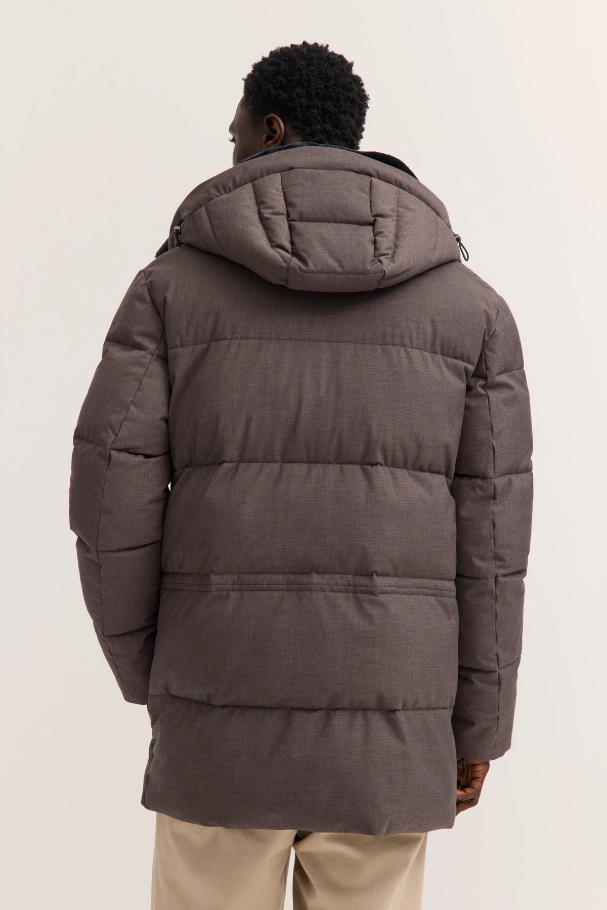 Braune bugatti Daunenjacke von hinten, legeres Modelbild, entspannter Stand.