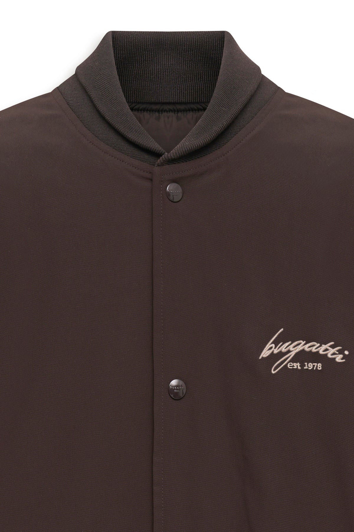 Braune bugatti Jacke mit Stehkragen und Knöpfen, Büstenbild.