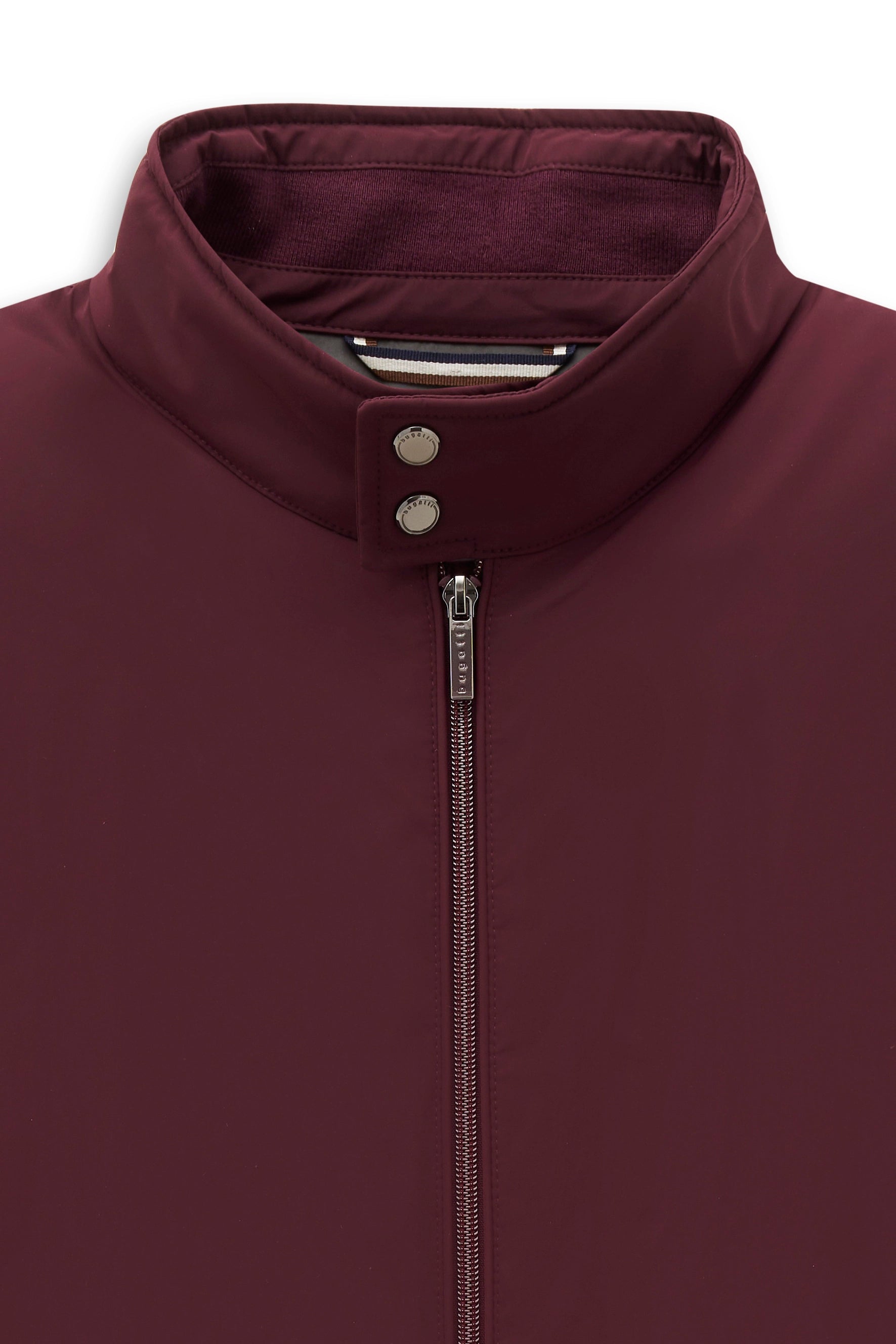Bordeauxfarbene bugatti Jacke mit Stehkragen und Reißverschluss, Büstenbild.