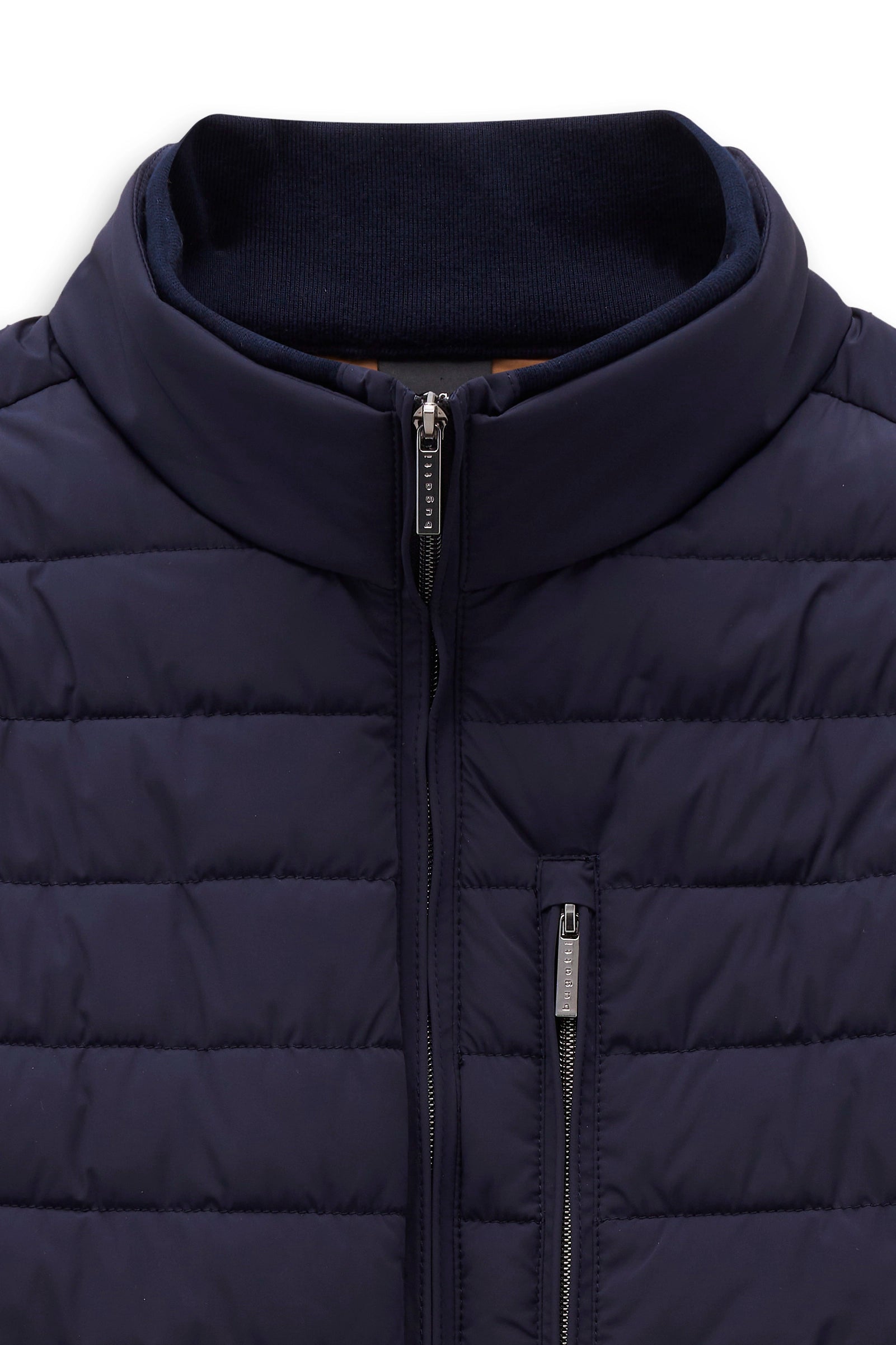 Steppjacke in Dunkelblau, Nahaufnahme, Reißverschluss-Detail, bugatti Stil.