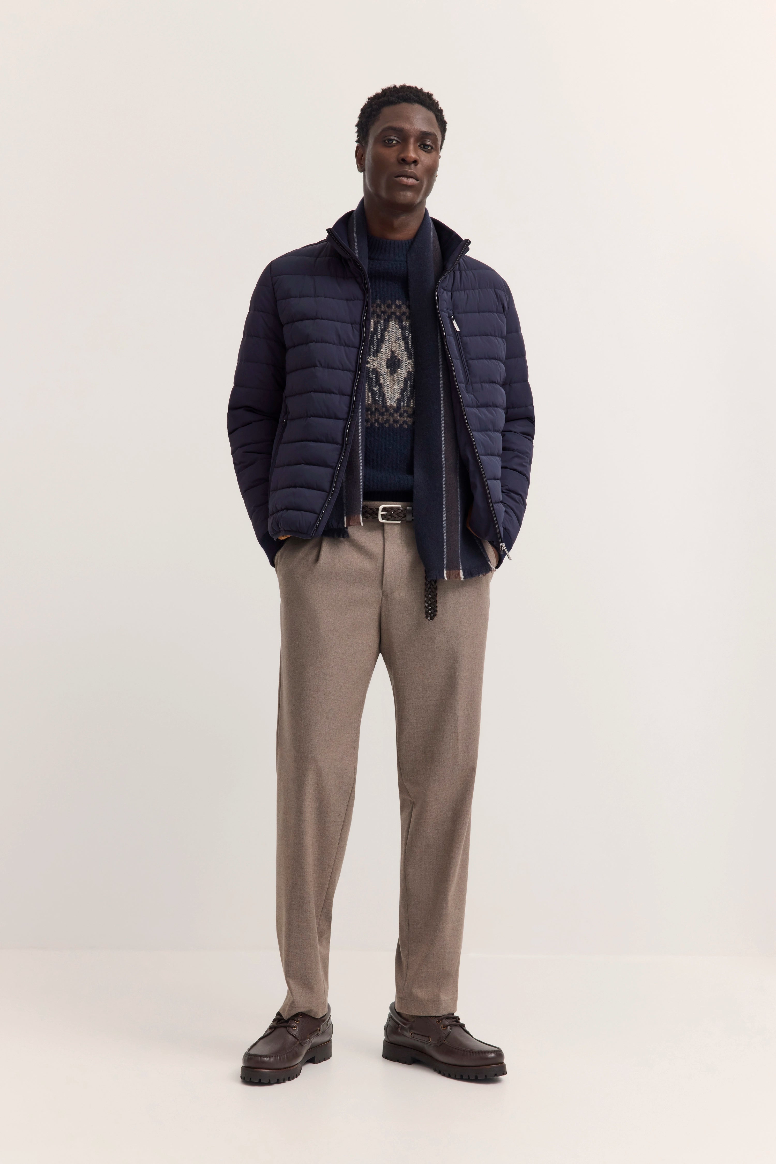 Dunkelblaue Steppjacke von bugatti, Modelbild, entspanntes Posing.
