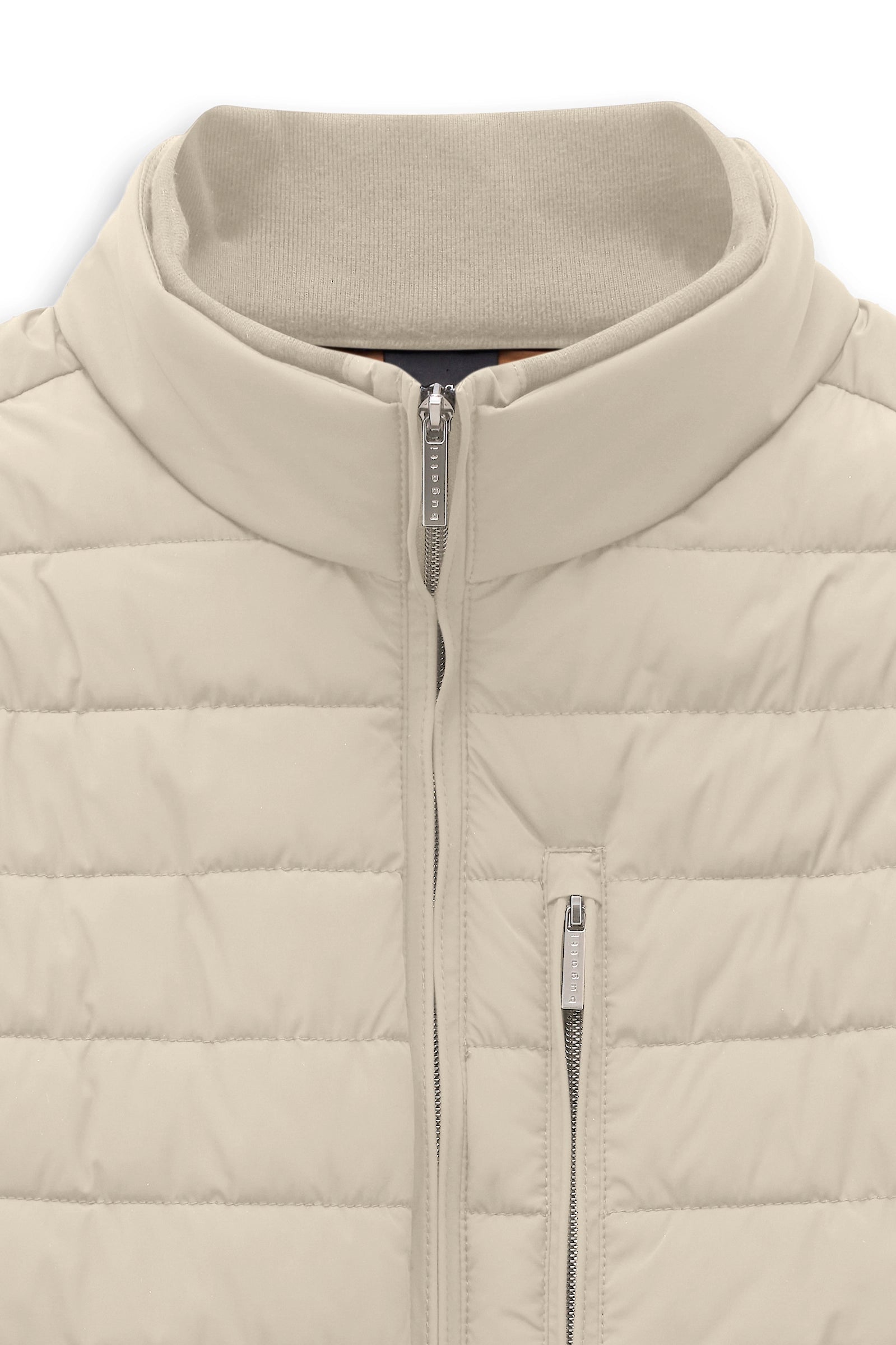 Steppjacke in Beige, Büstenbild, Reißverschluss mit bugatti-Logo, stilvoll und zeitlos.