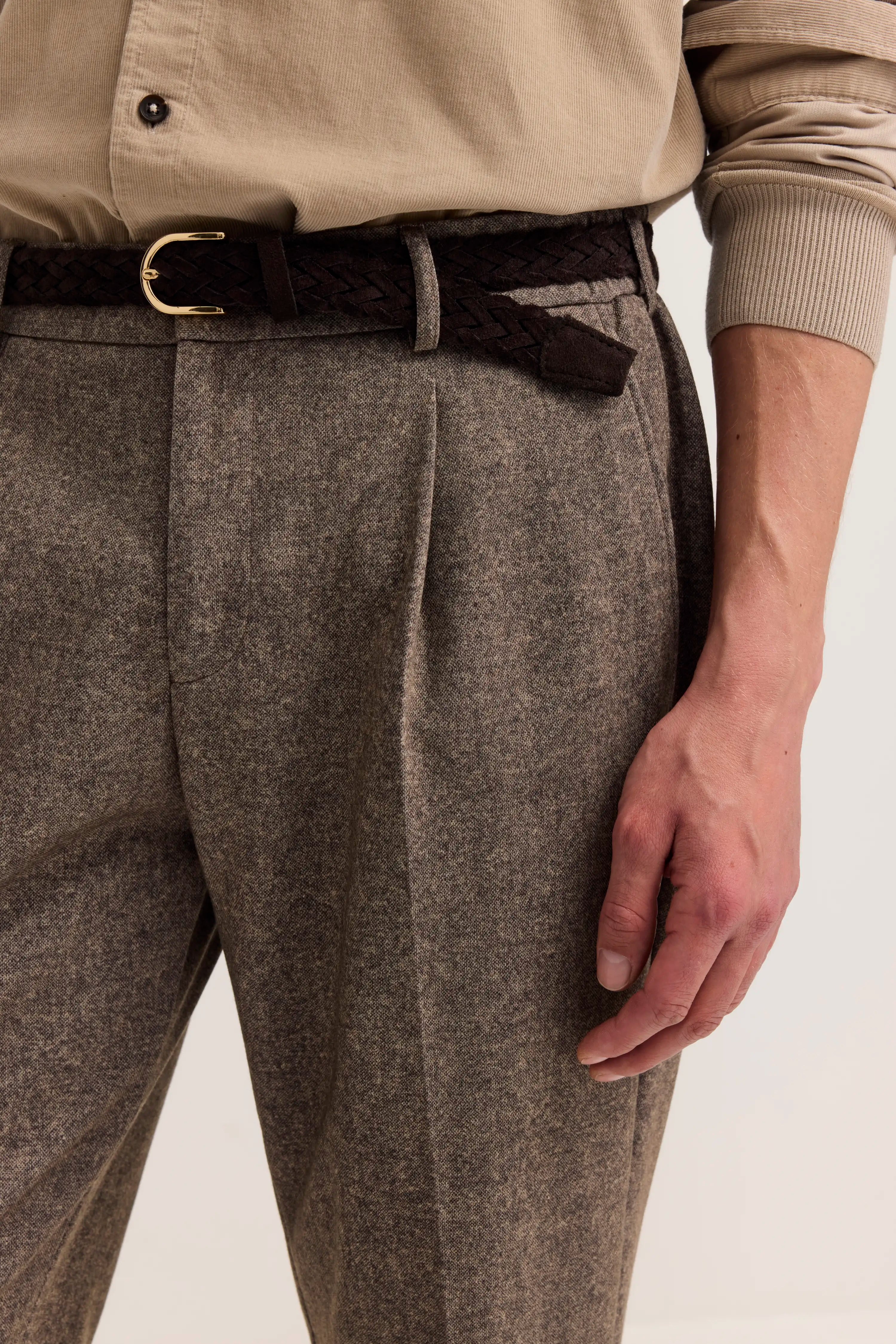 Beige Hemd mit brauner Hose und Gürtel, Detailaufnahme.