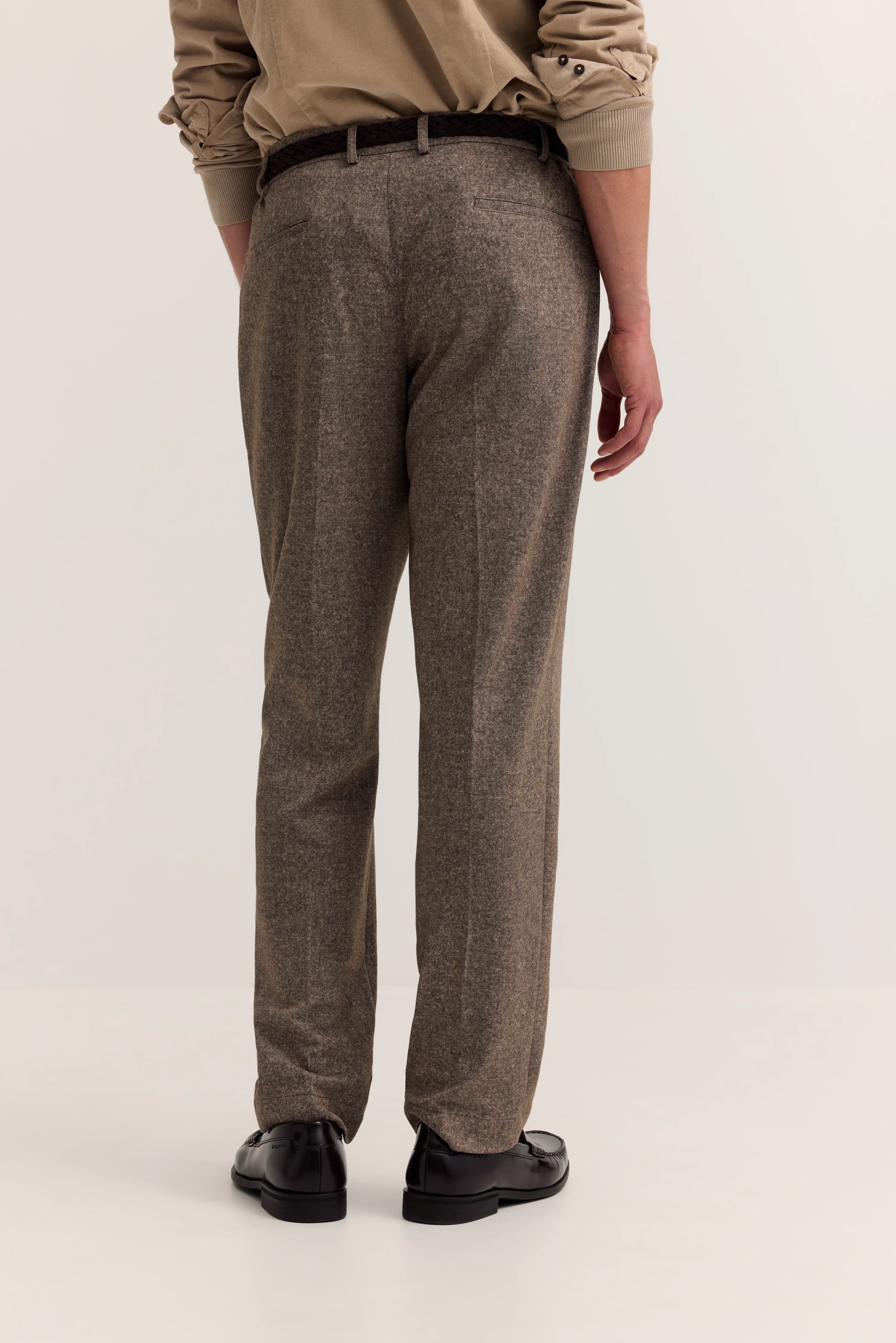 Beiger Pullover und braune Hose von bugatti, Rückansicht, locker geschnitten, kombiniert mit schwarzen Schuhen.