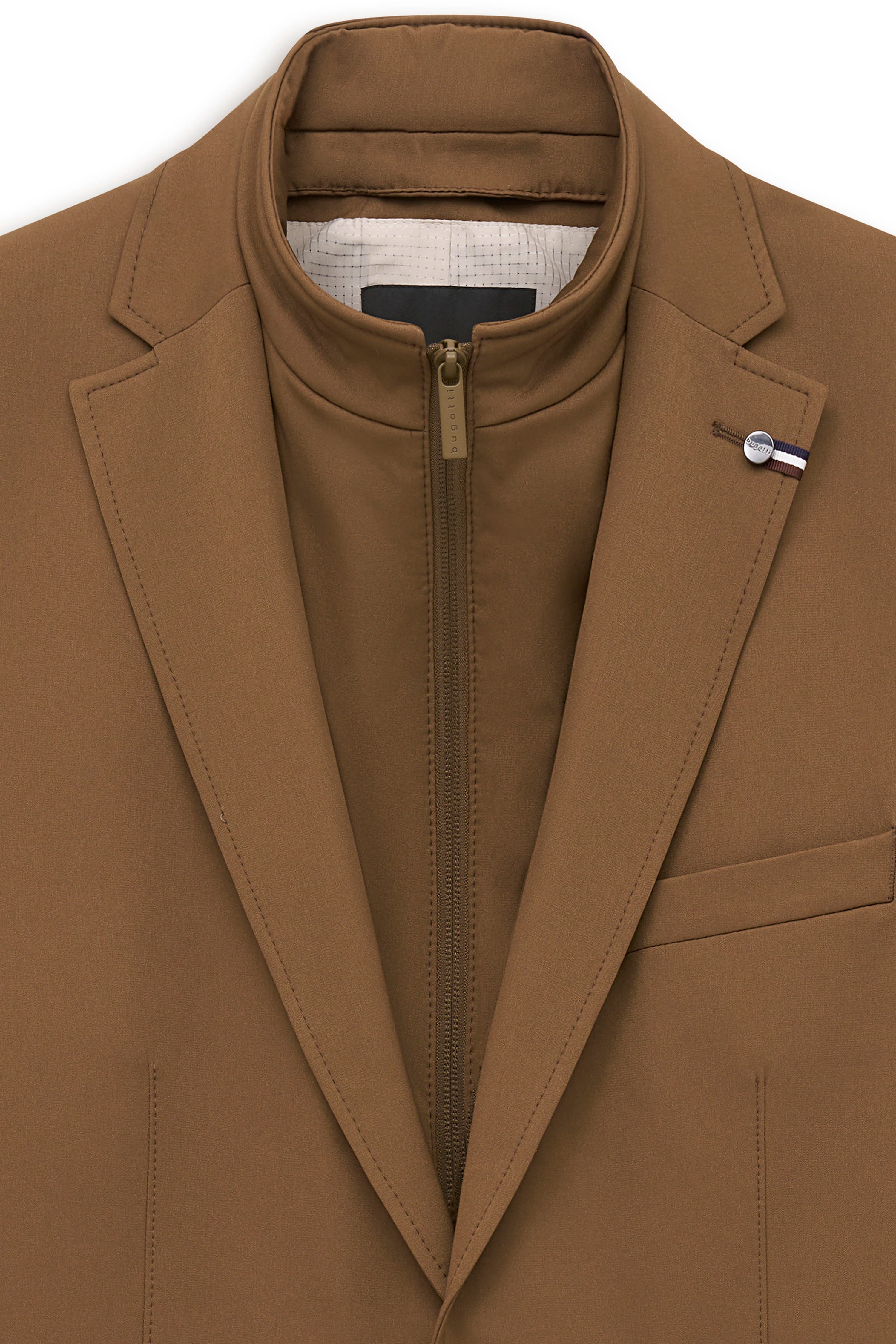 bugatti Blazer in Braun mit Reißverschluss-Detail, Büstenbild. Hochwertig und stilvoll designt.