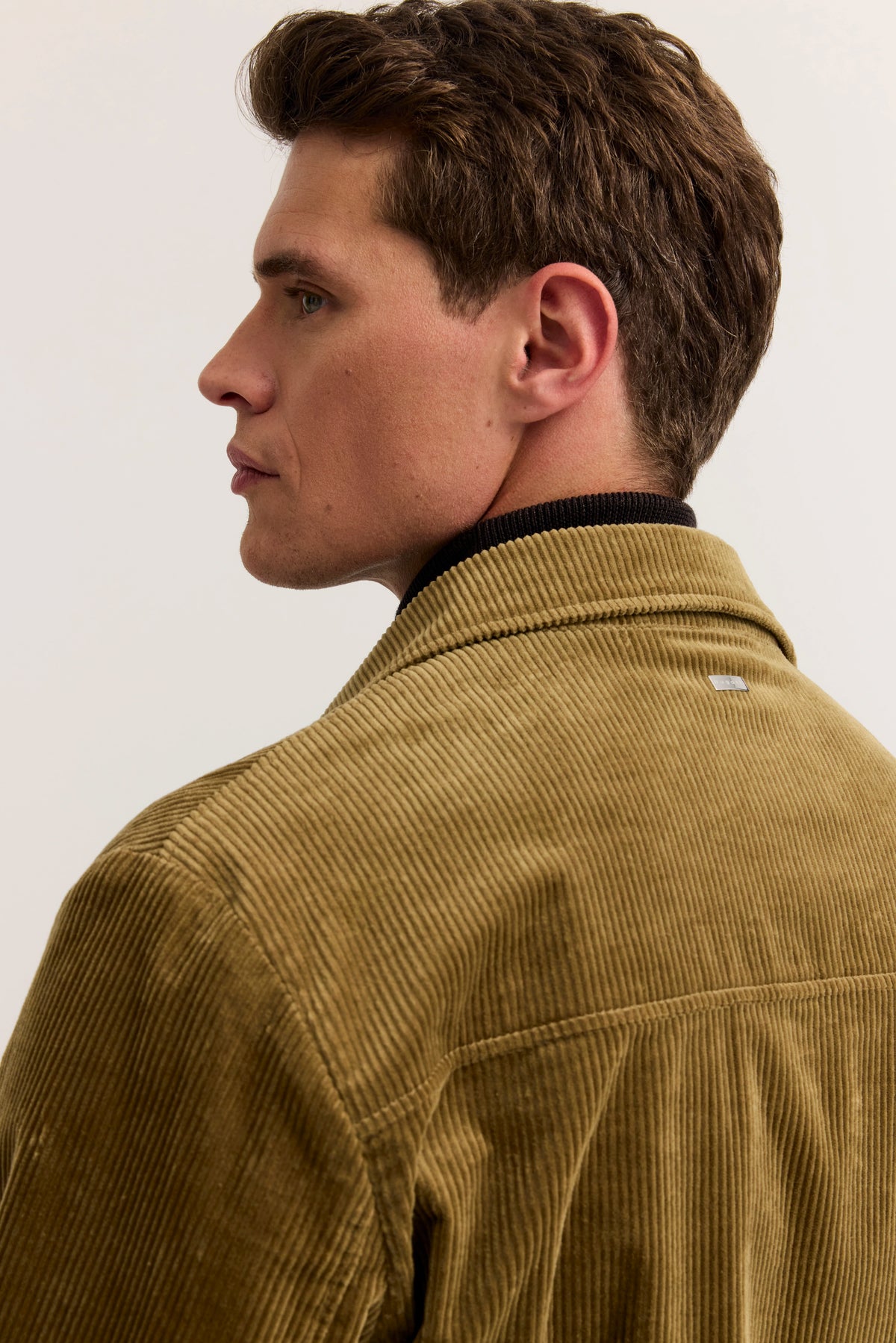 Herrenmodell in beige Cordjacke, Seitenprofil, entspannter Look, bugatti.