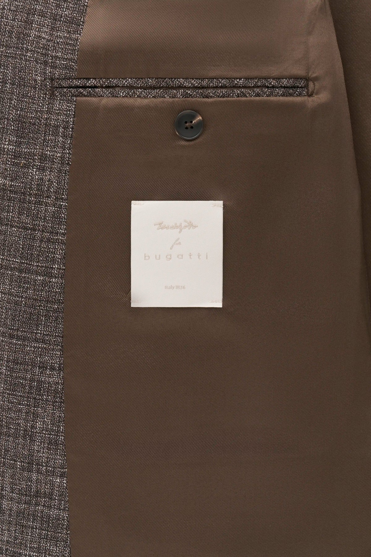 Innenansicht eines bugatti Sakkos mit braunem Stoff und Label, Detailaufnahme.