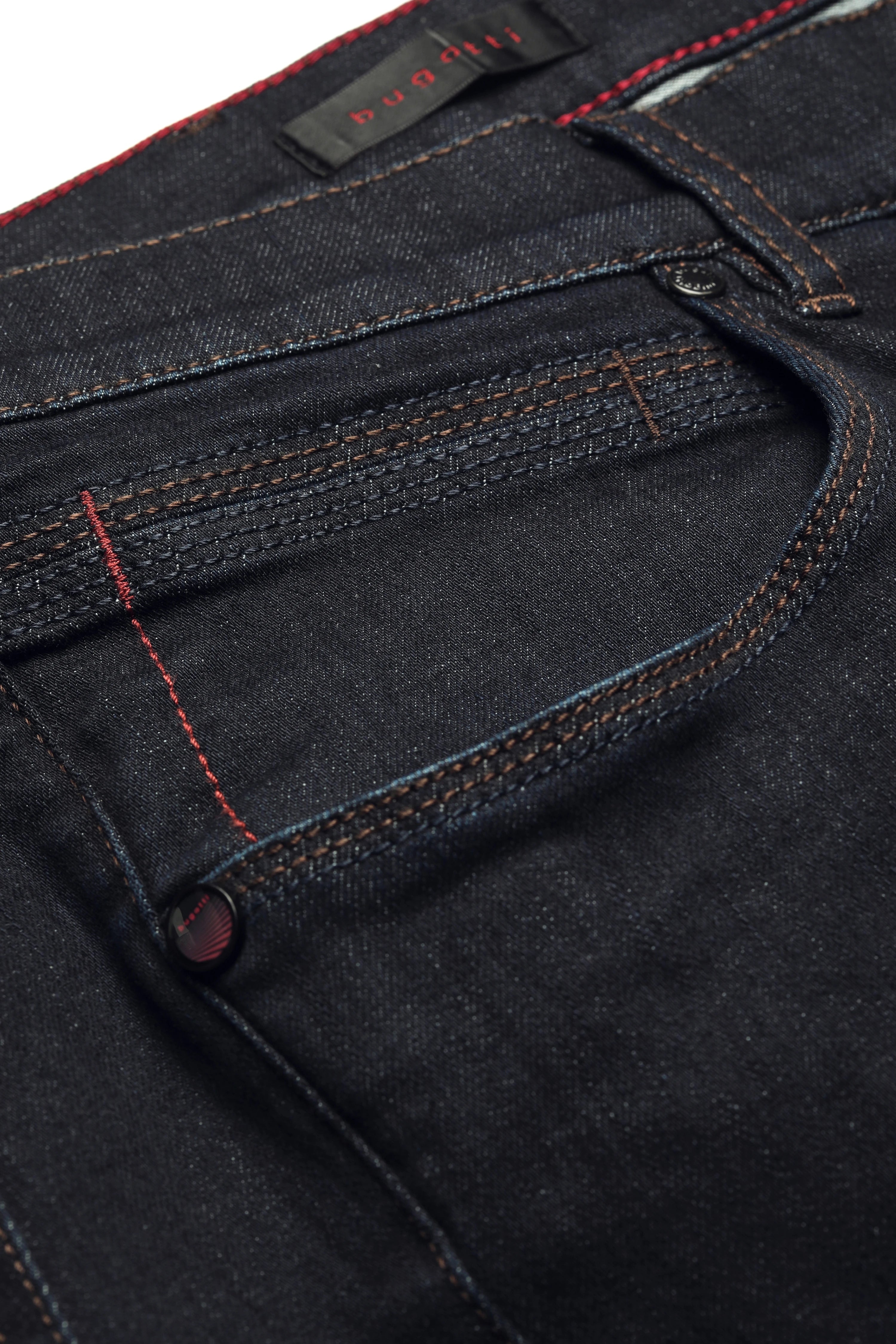Dunkelblaue Jeans mit Gesäßtasche, grüner Pullover, Detailaufnahme.