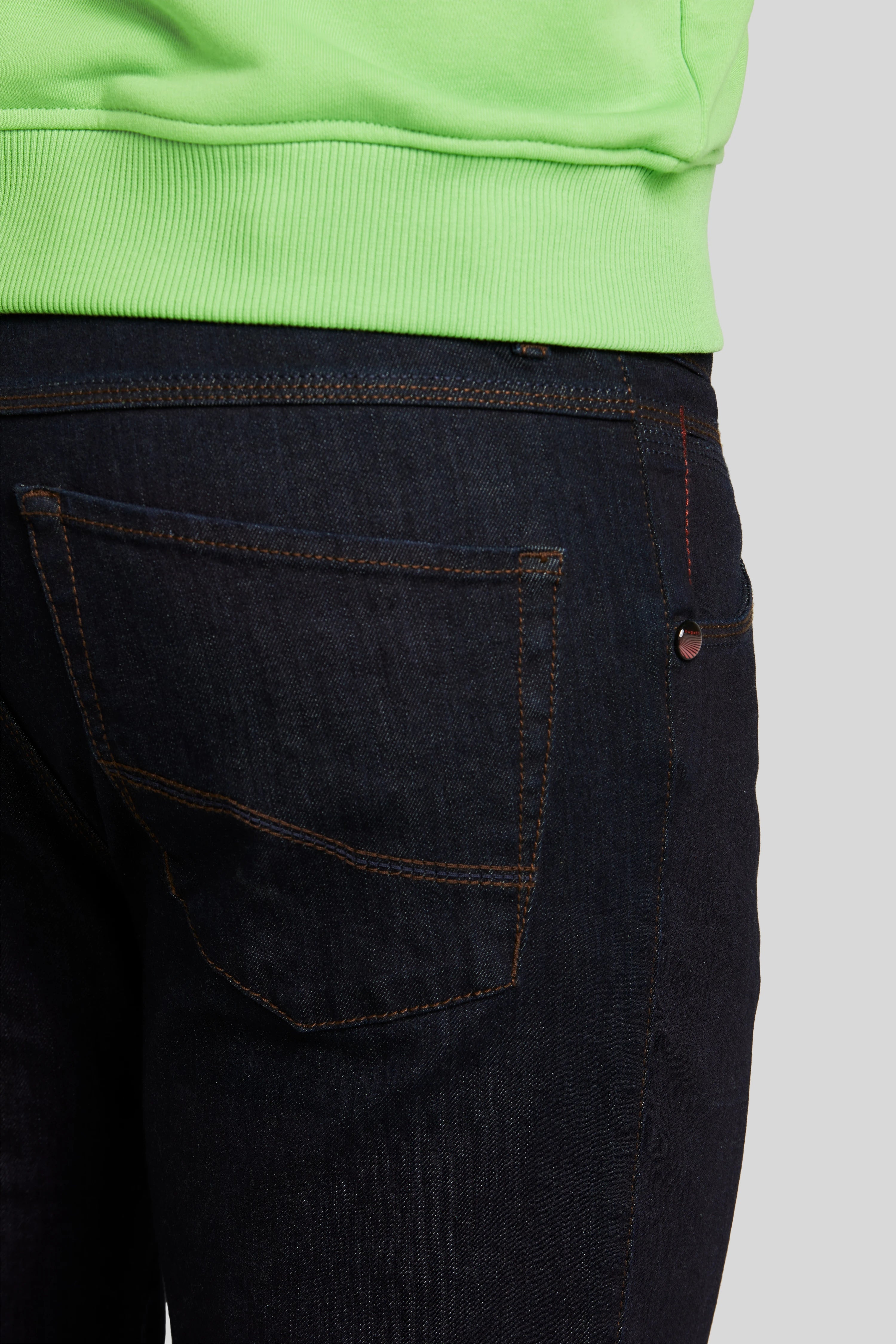 Dunkelblaue bugatti Jeans, schlichter Büstenstil, elegante Passform.