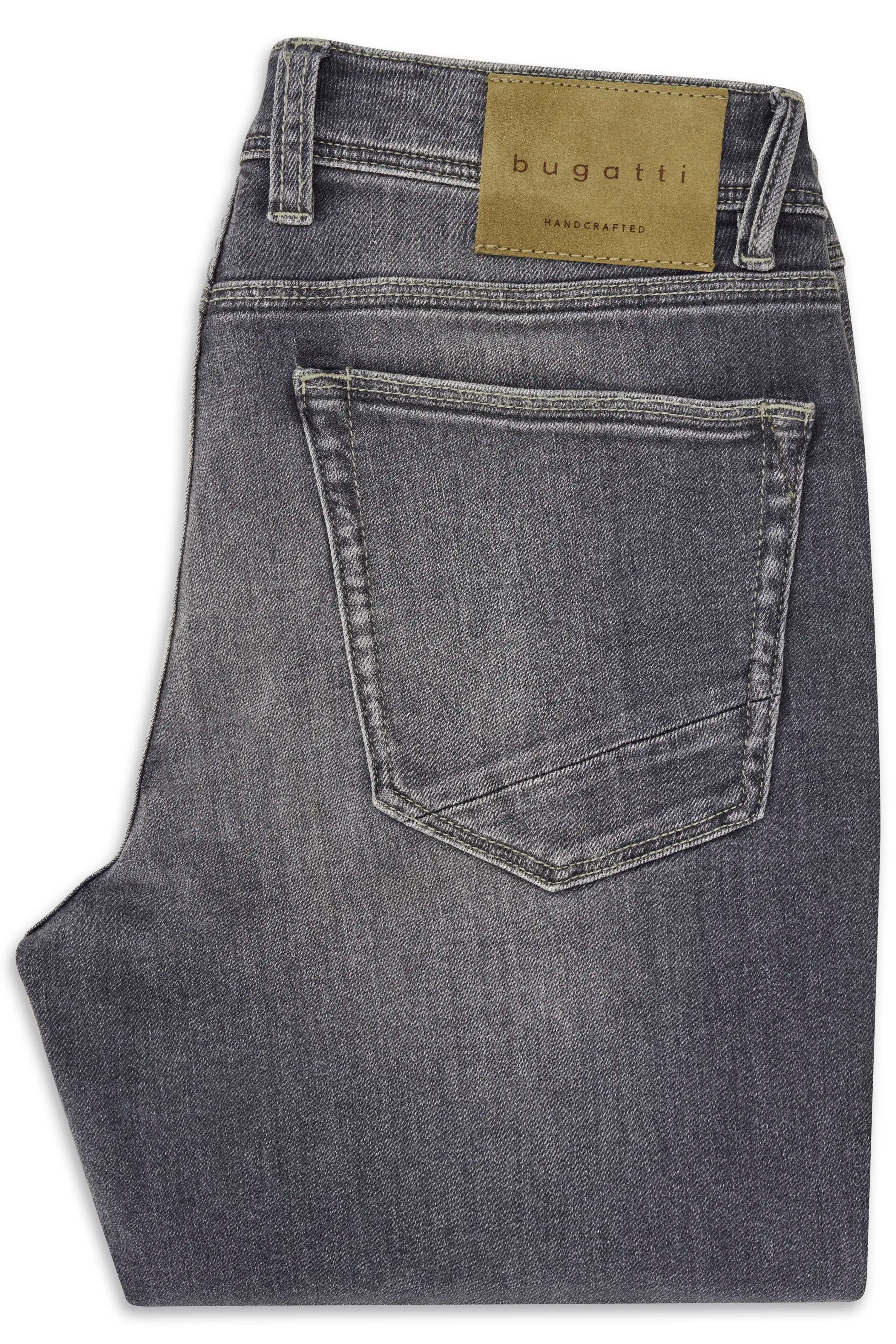 Graue bugatti Jeans in Büstenansicht, klassisches Design mit leichten Waschungen.
