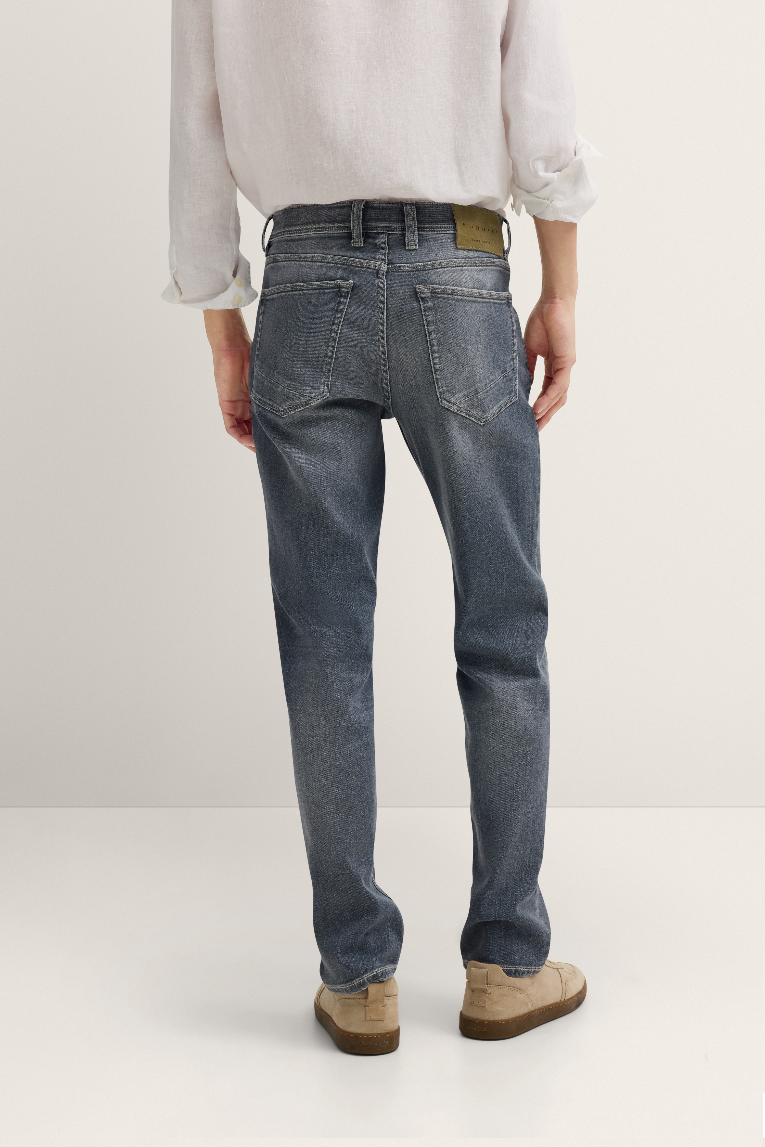  legeres Modelbild, Hände in den Hosentaschen.