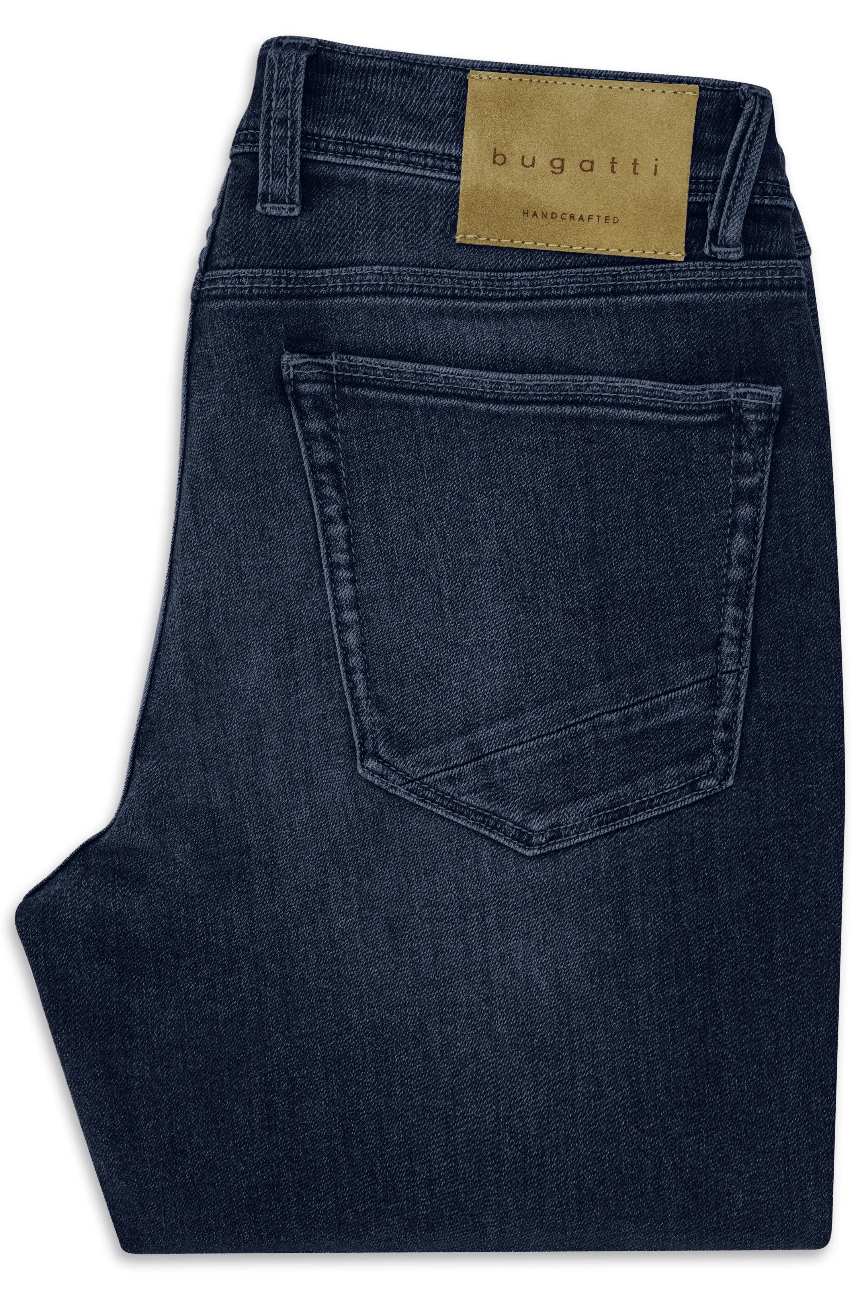 Dunkelblaue bugatti Jeans, Nahaufnahme, elegantes Design, hochwertige Verarbeitung.