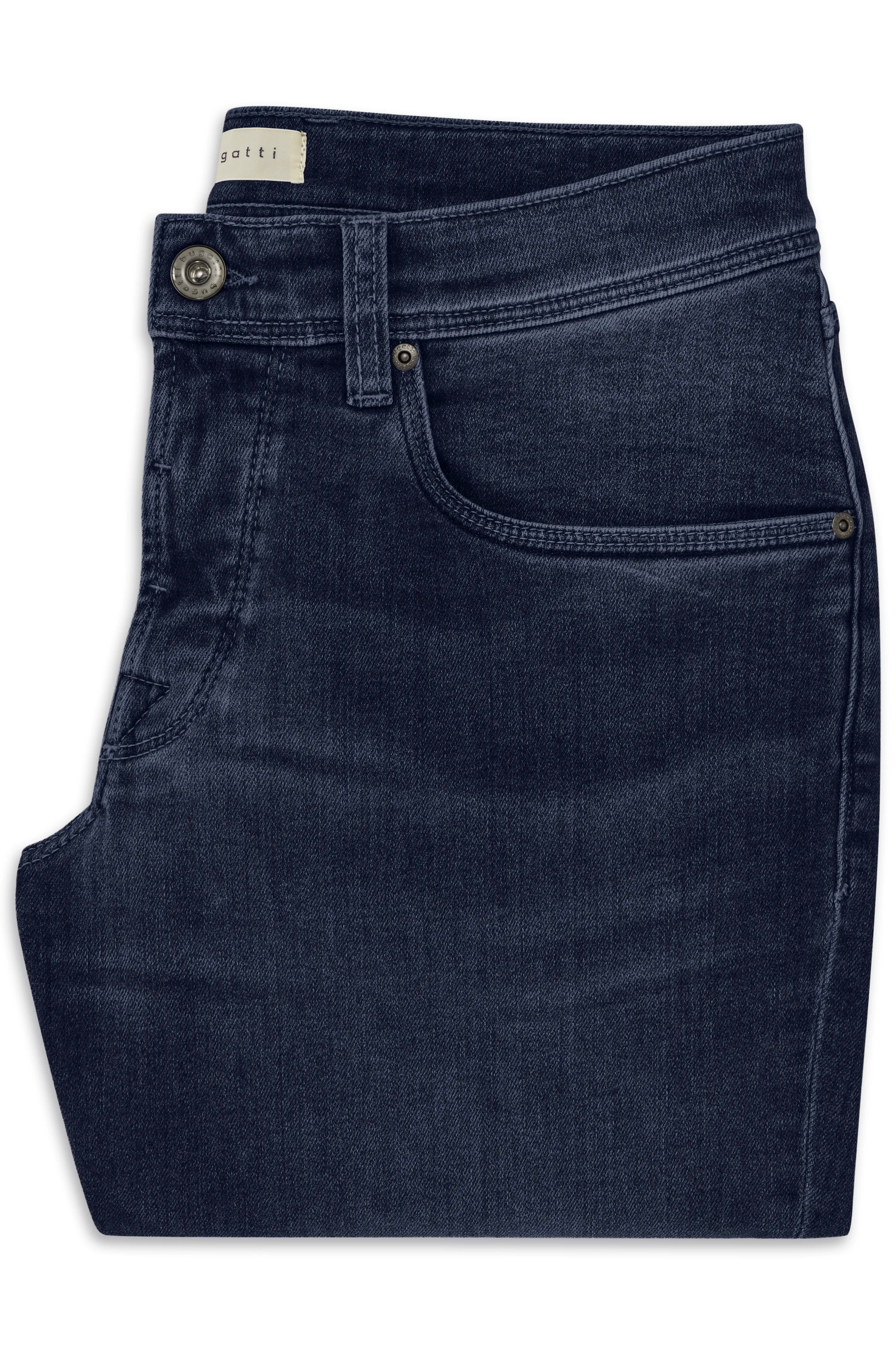 Dunkelblaue bugatti Jeans, Detailaufnahme der Vorderseite mit Knopf und Taschen.