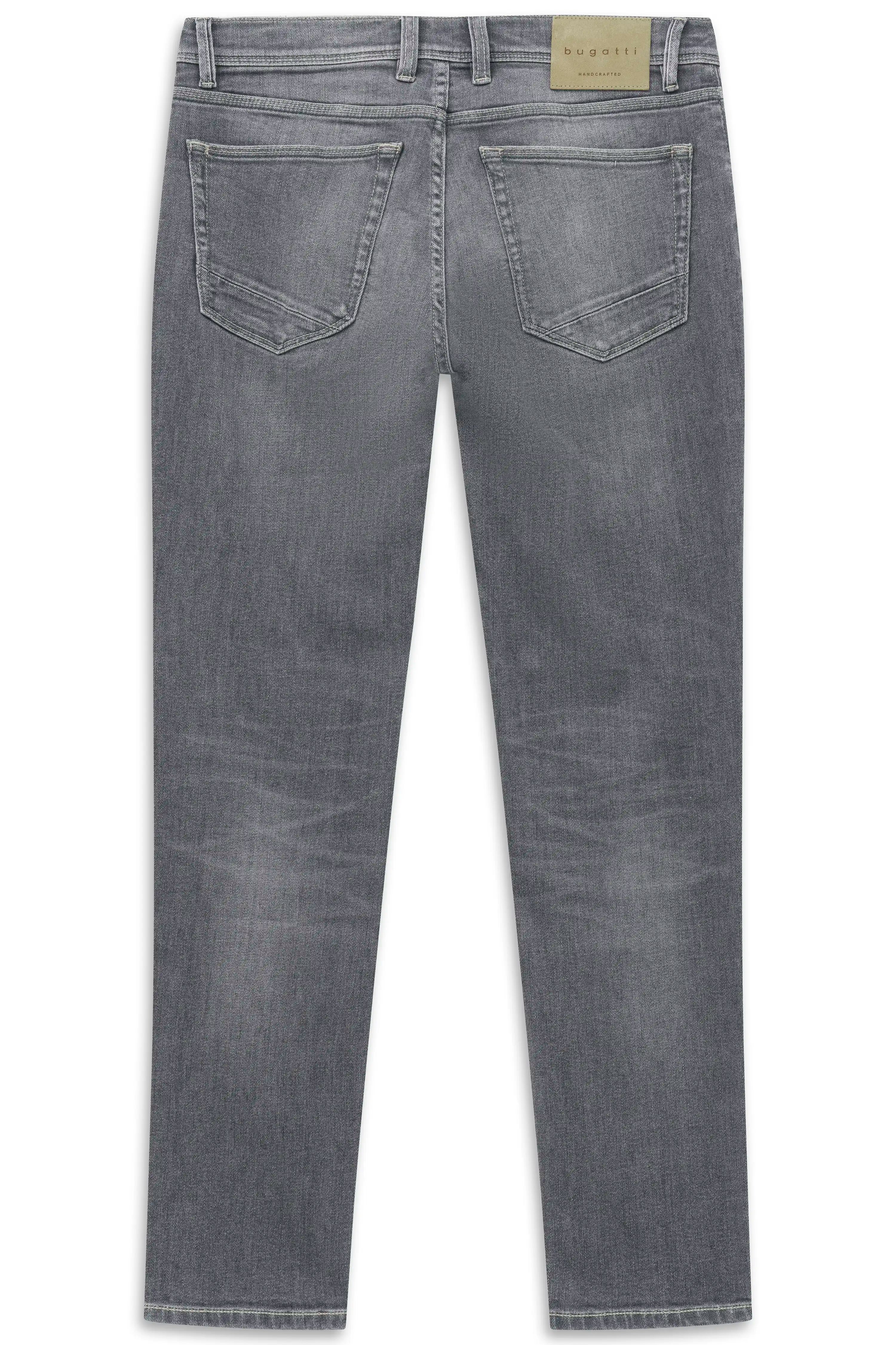 Graue bugatti Jeans, Rückansicht, legeres Büstenbild, klare Linien, zeitloses Design.