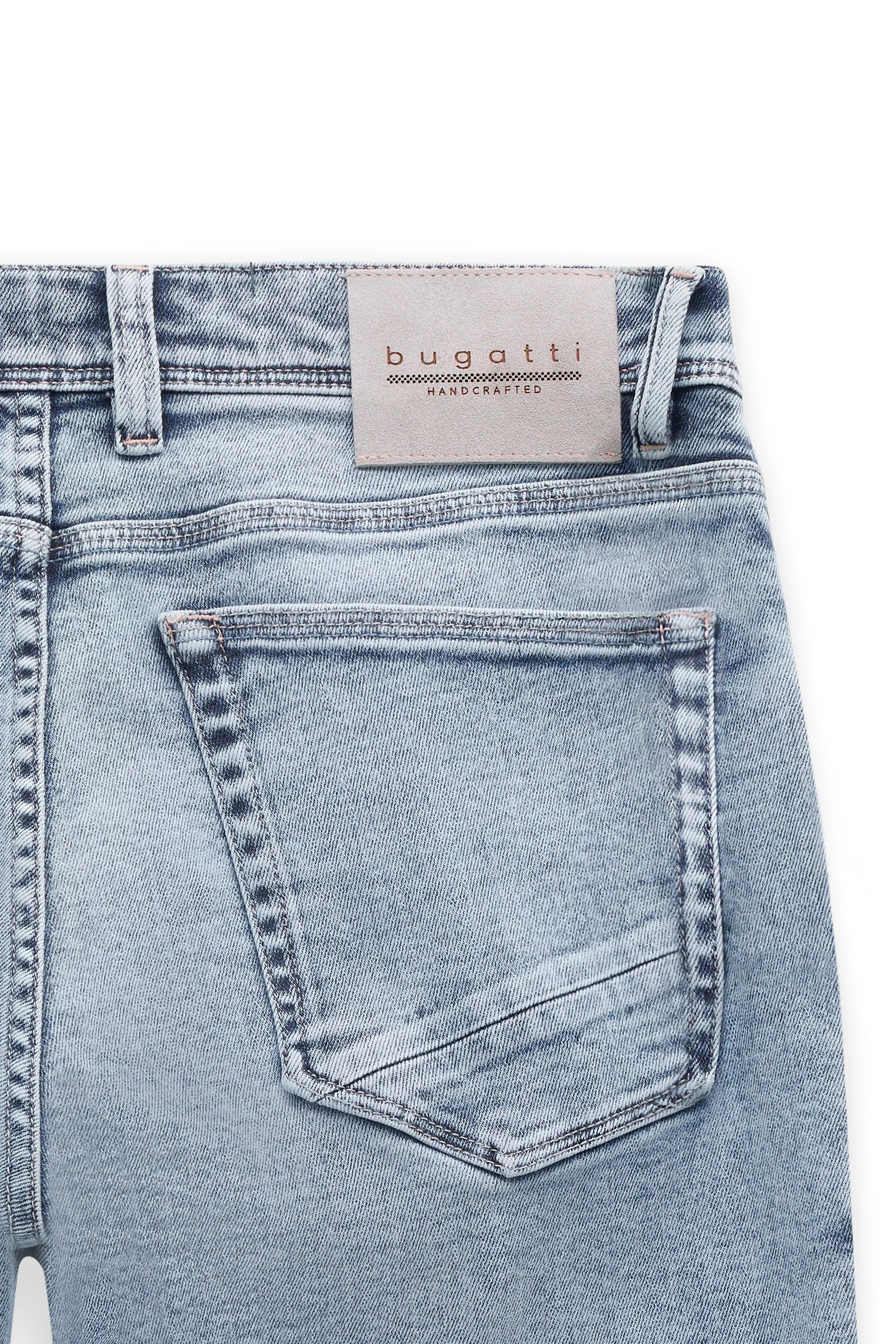bugatti Jeans in hellem Denim, Detailaufnahme der Rückseite mit Label, legerer Look.