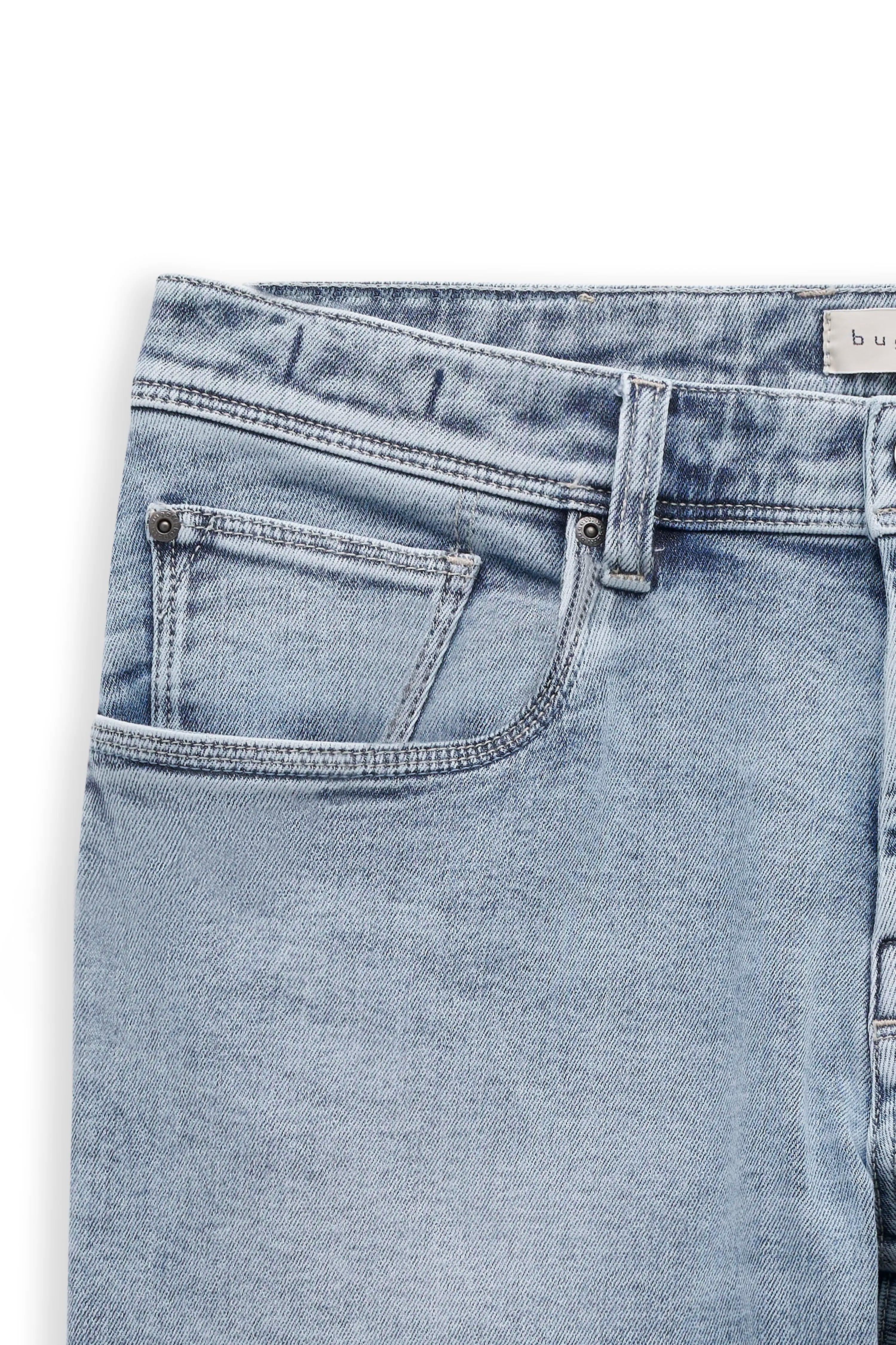 Hellblaue bugatti Jeans, Nahaufnahme des klassischen Designs. Büstenbild.