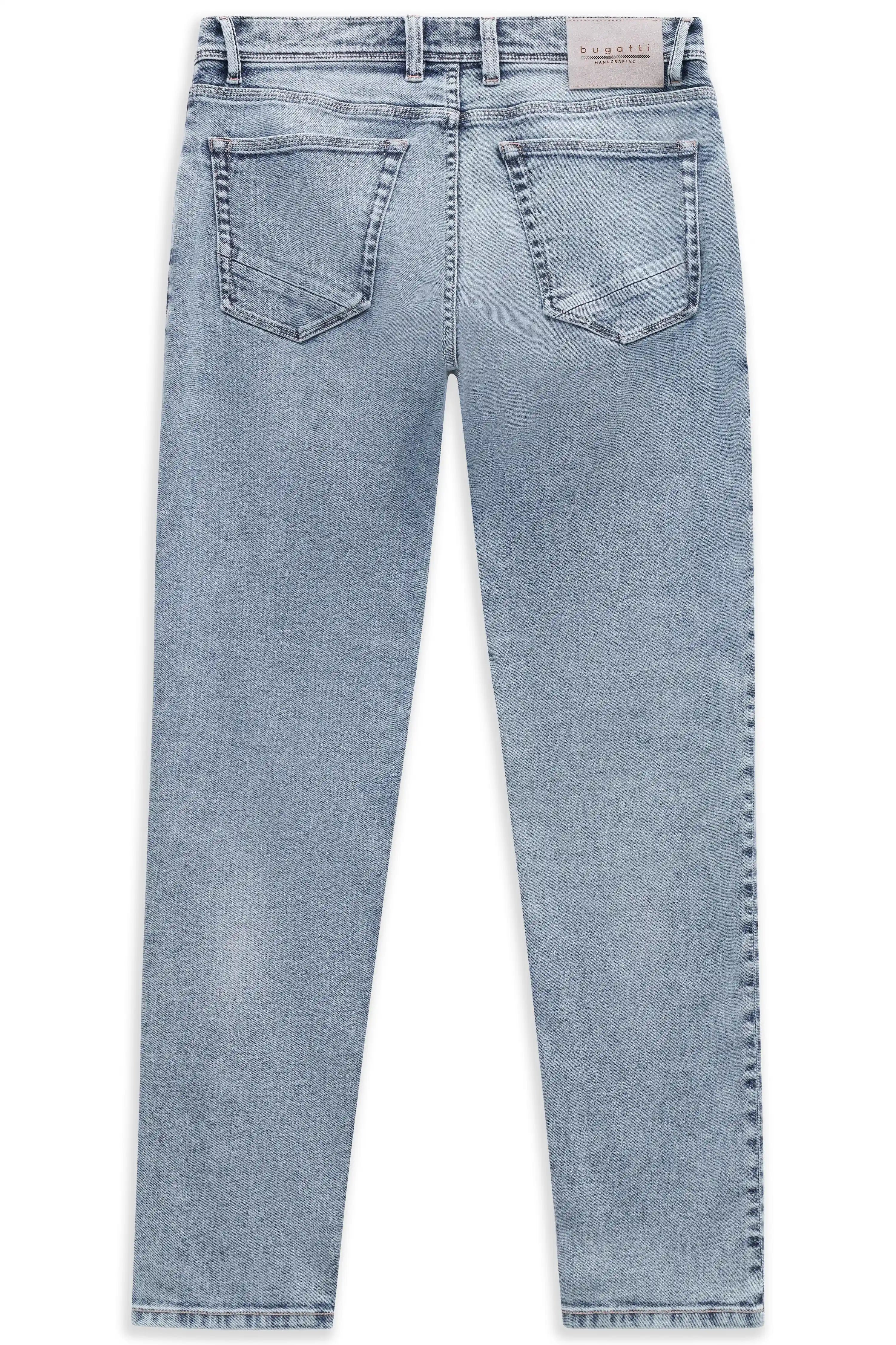 Hellblaue bugatti Jeans, Rückansicht, Bügelbild, klassischer Schnitt, stilvoll und zeitlos.