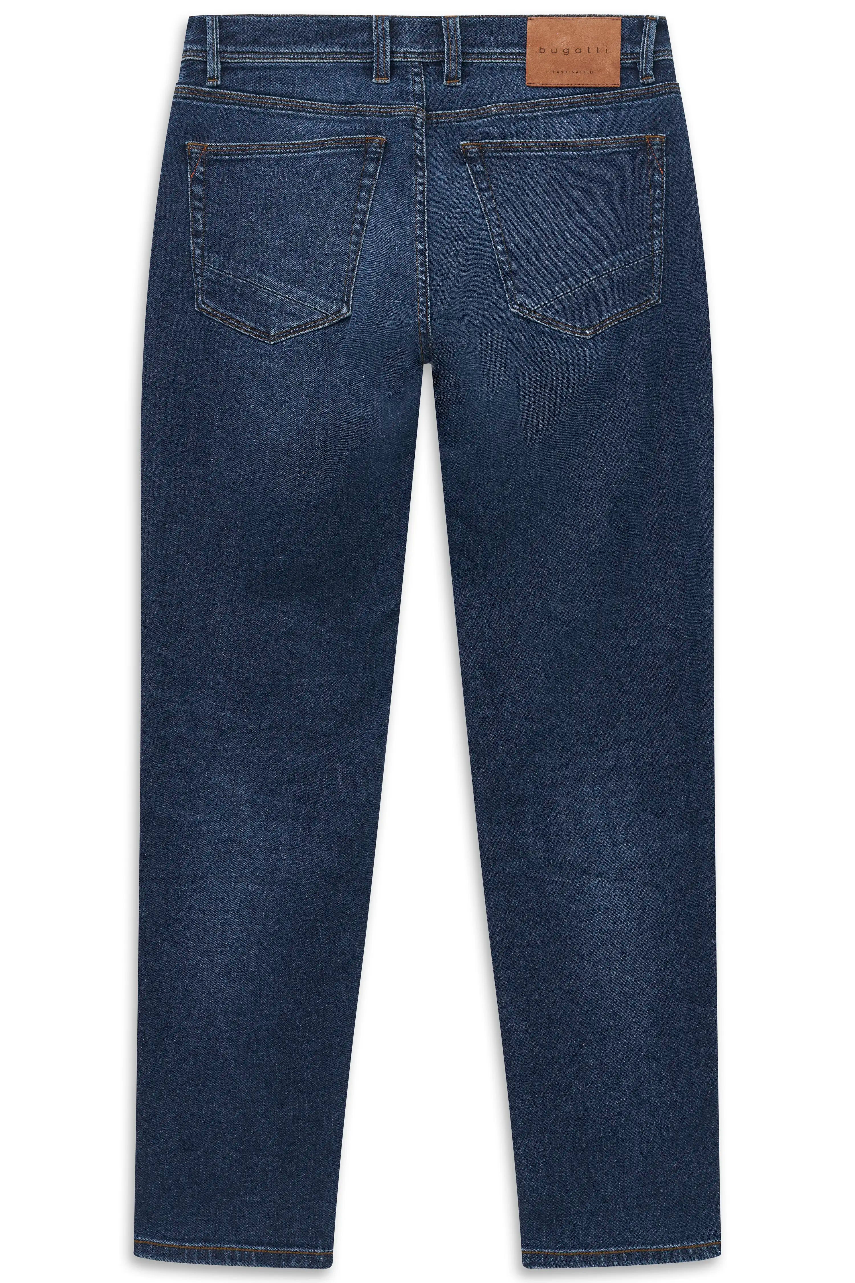 Rückansicht einer dunkelblauen Jeans von bugatti, Büstenbild, klassische Passform.