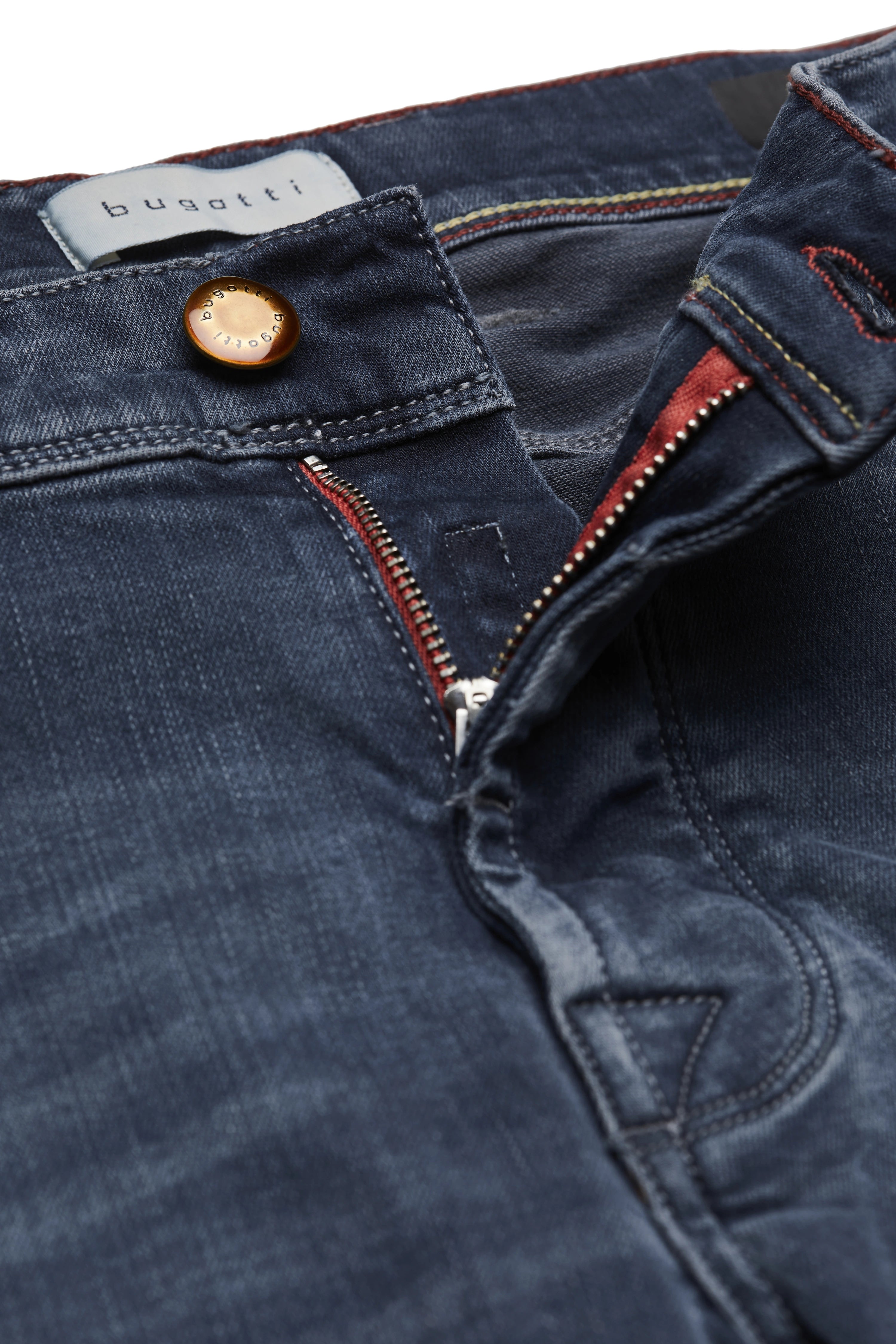 Jeans in Blau von bugatti, Nahaufnahme der Rückseite mit rotem Label, legeres Modelbild von der Seite.