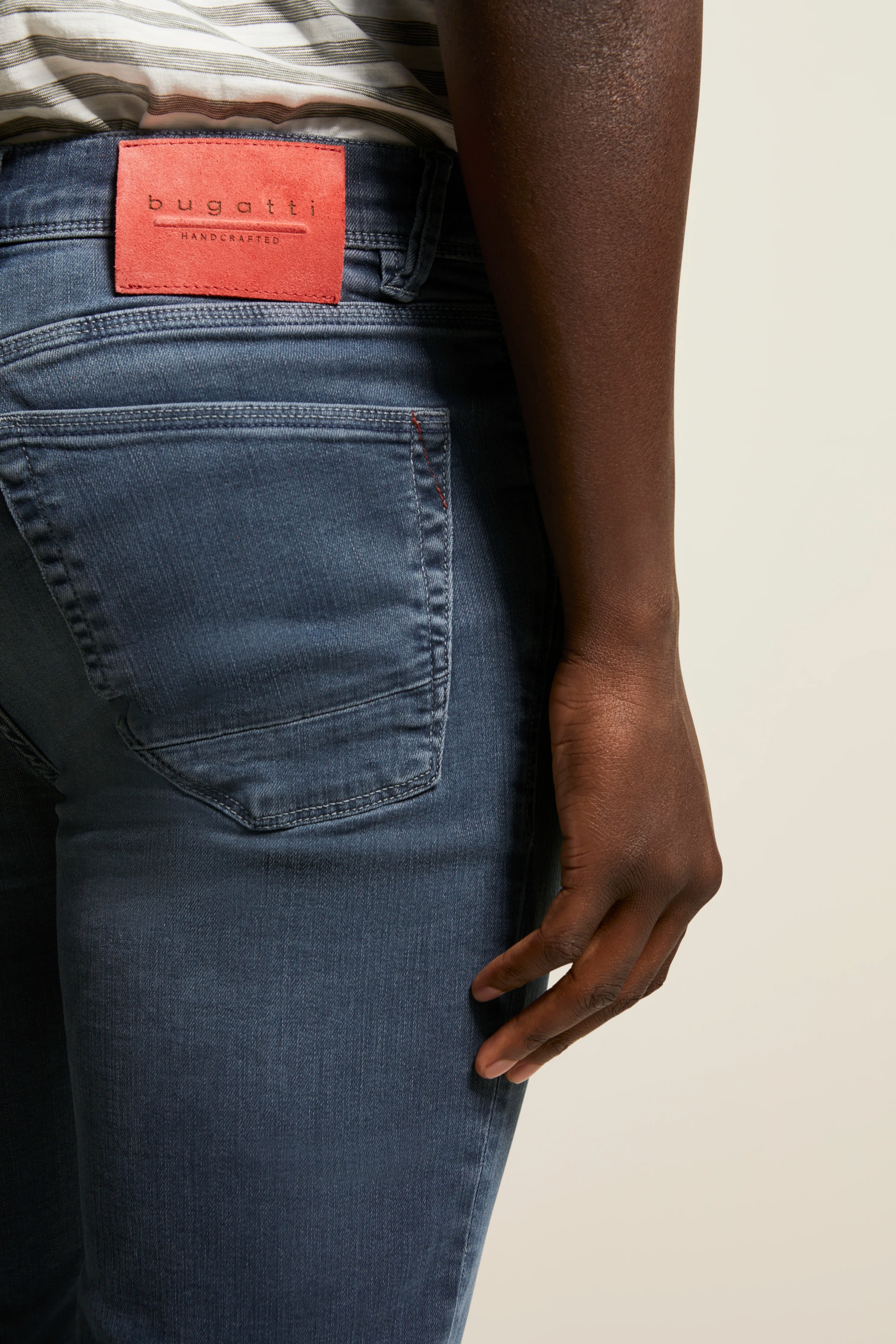 Jeans in Blau, Legerbild, klassische Passform, Stil von bugatti.