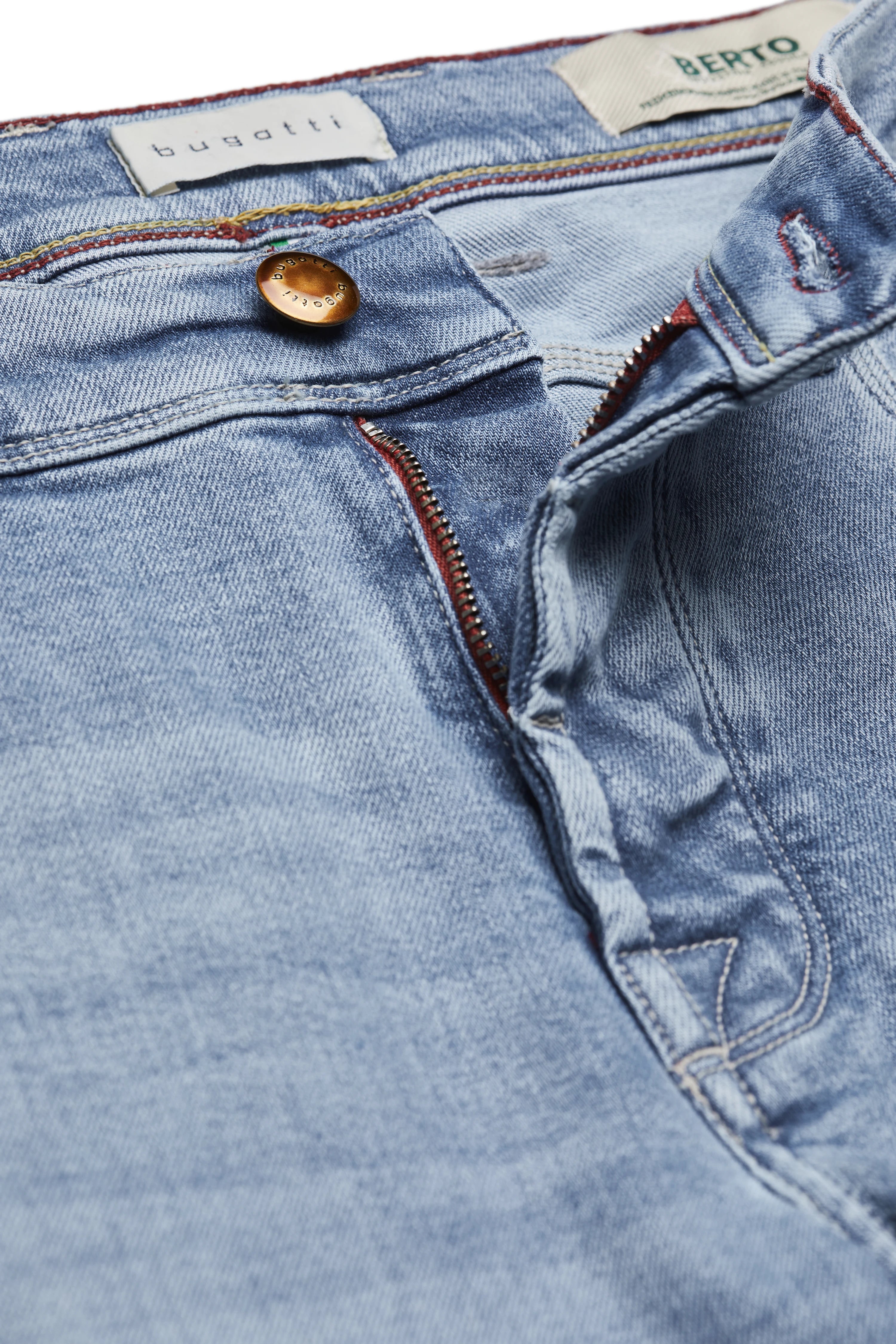 bugatti Jeans in Hellblau mit Reißverschluss und Knopf, Detailaufnahme.
