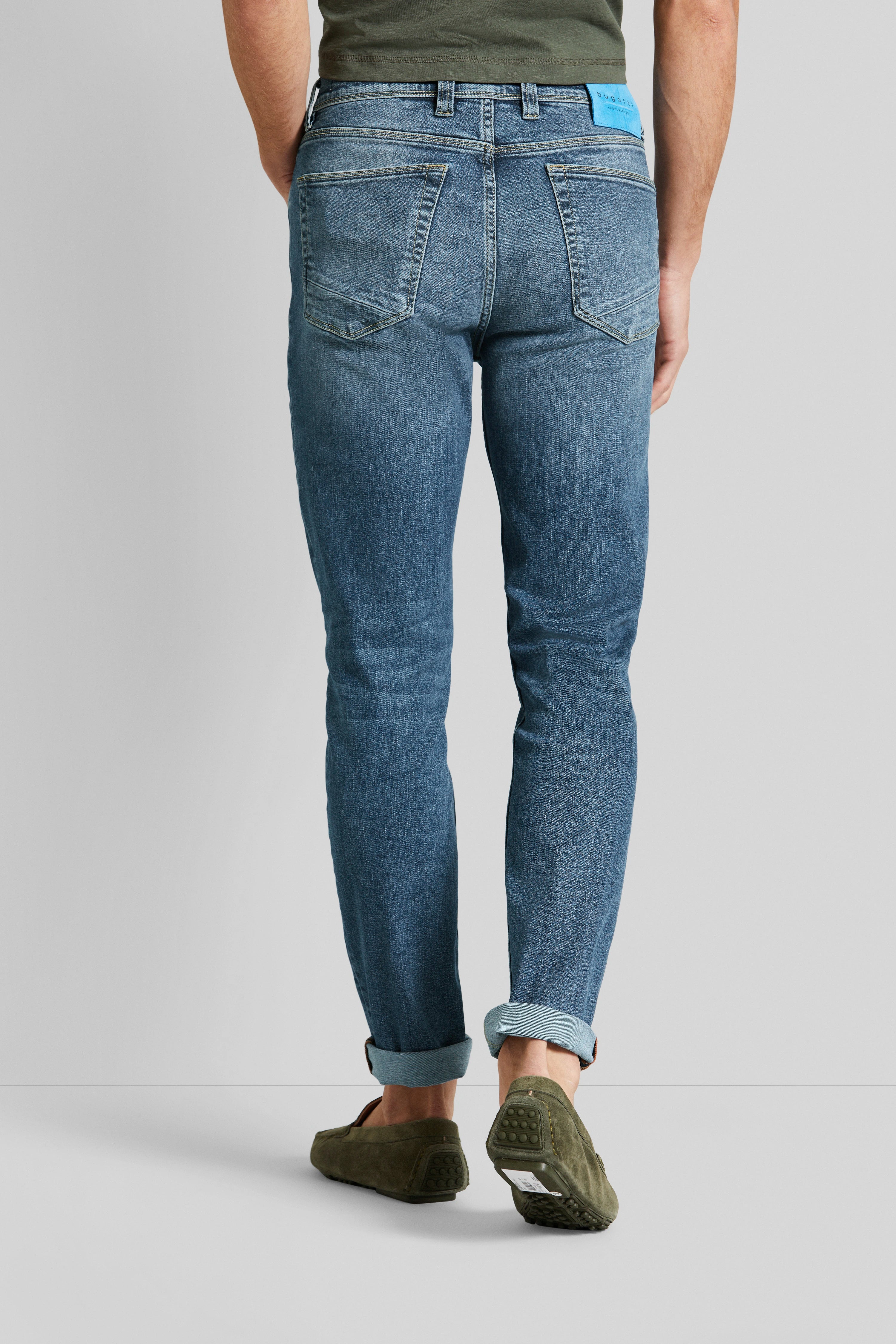 Blau jeans, khaki Shirt, grüne Loafer