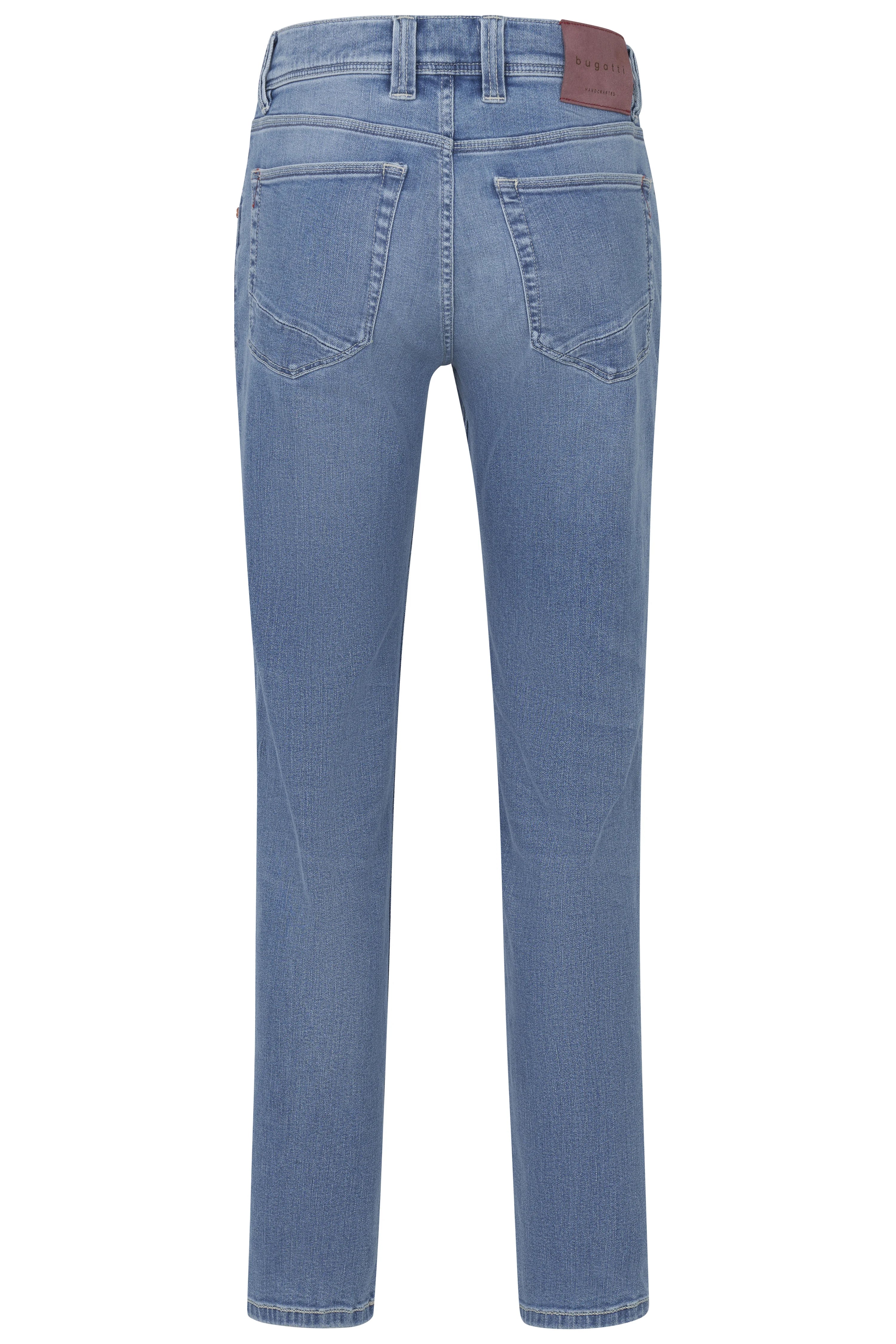 Hellblaue bugatti Jeans, Büstenbild, klassisches Design, ideal für zeitlose Eleganz und Komfort.
