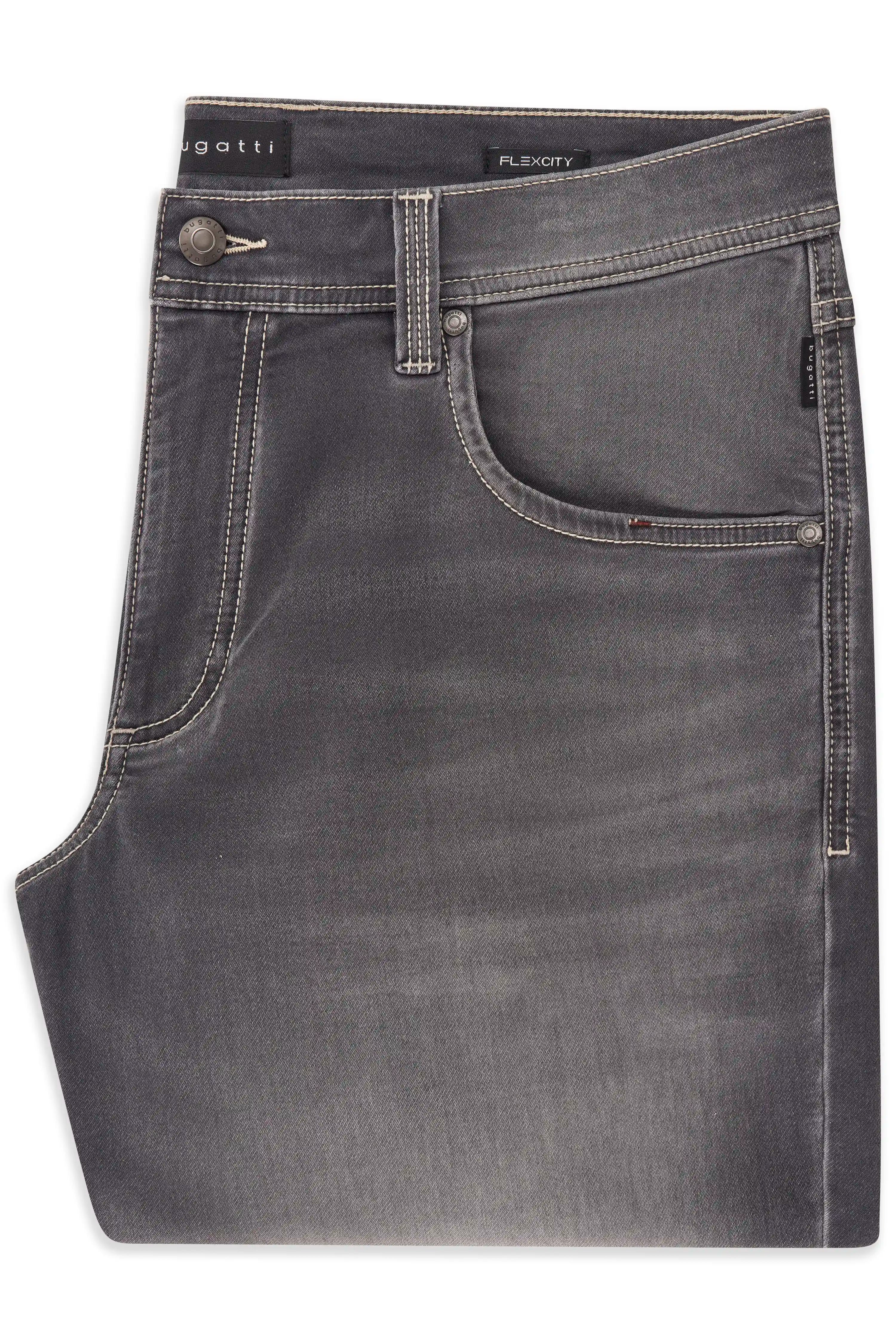 Graue bugatti Jeans, Detailaufnahme, klassische Naht, Flexcity Design, lässig und stilvoll.