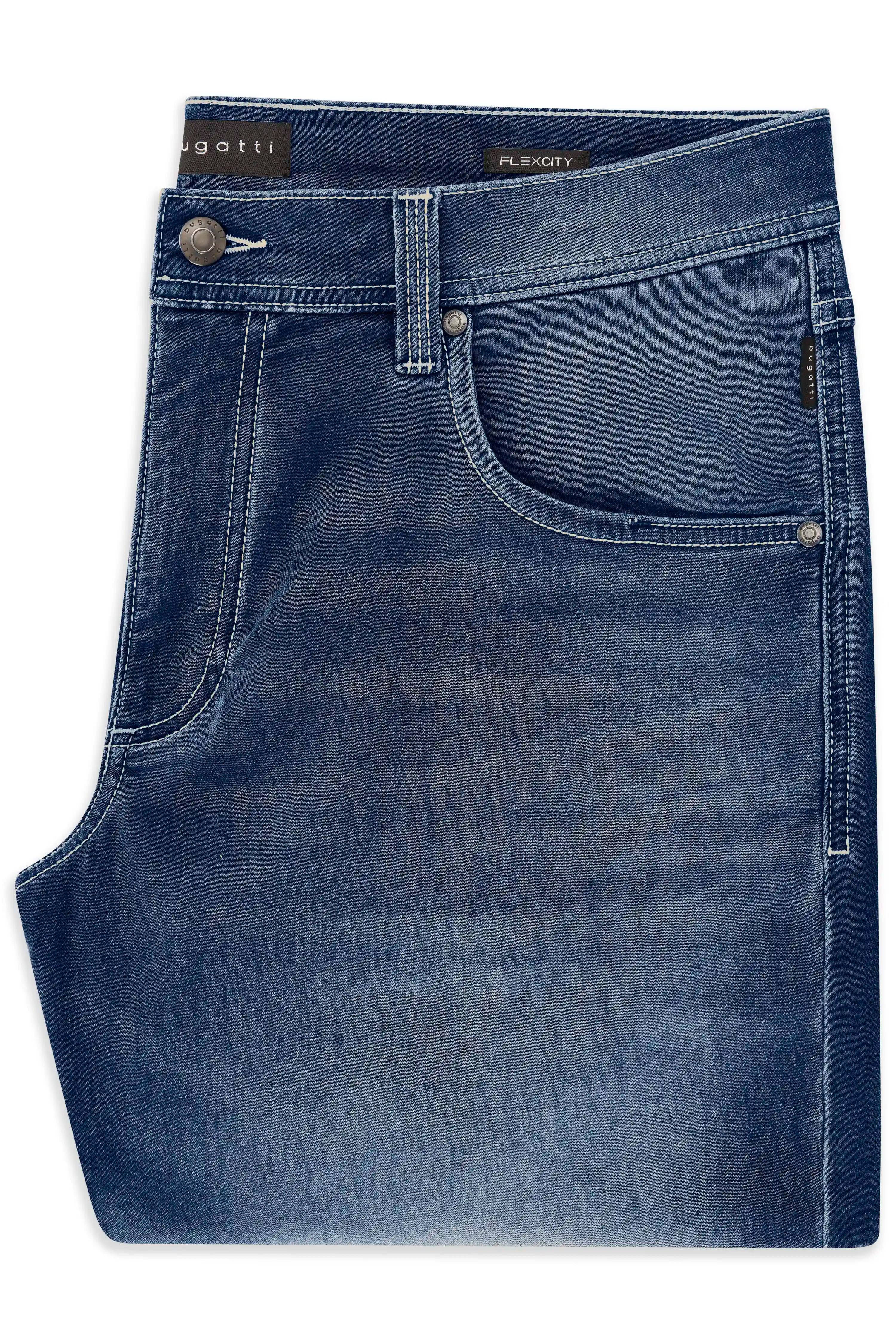 Bugatti Jeansshorts, dunkelblau, Rückansicht, legeres Büstenbild, klare Linien und klassische Eleganz.
