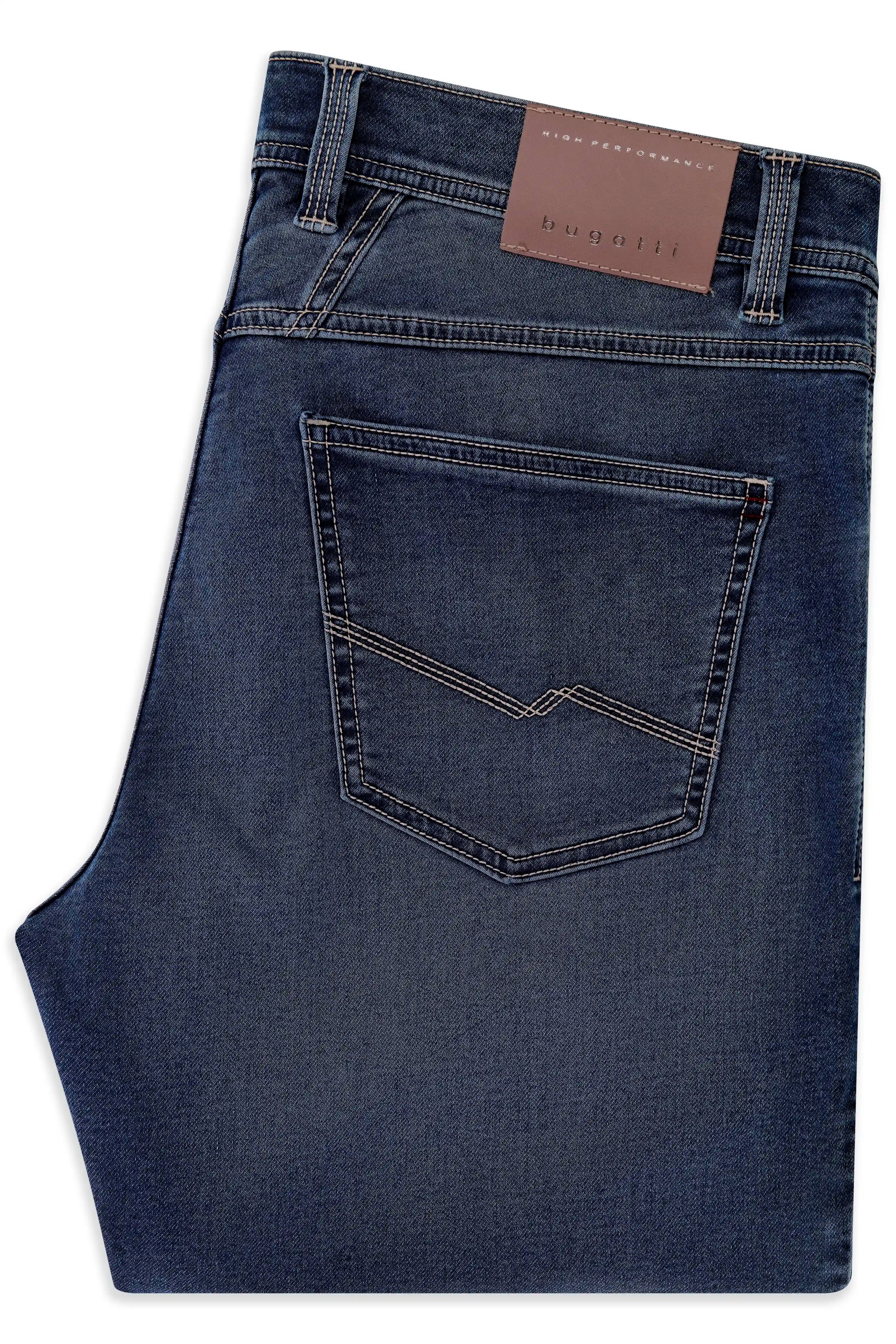 Dunkelblaue bugatti Jeans, Detailaufnahme der Rückseite mit braunem Lederetikett.