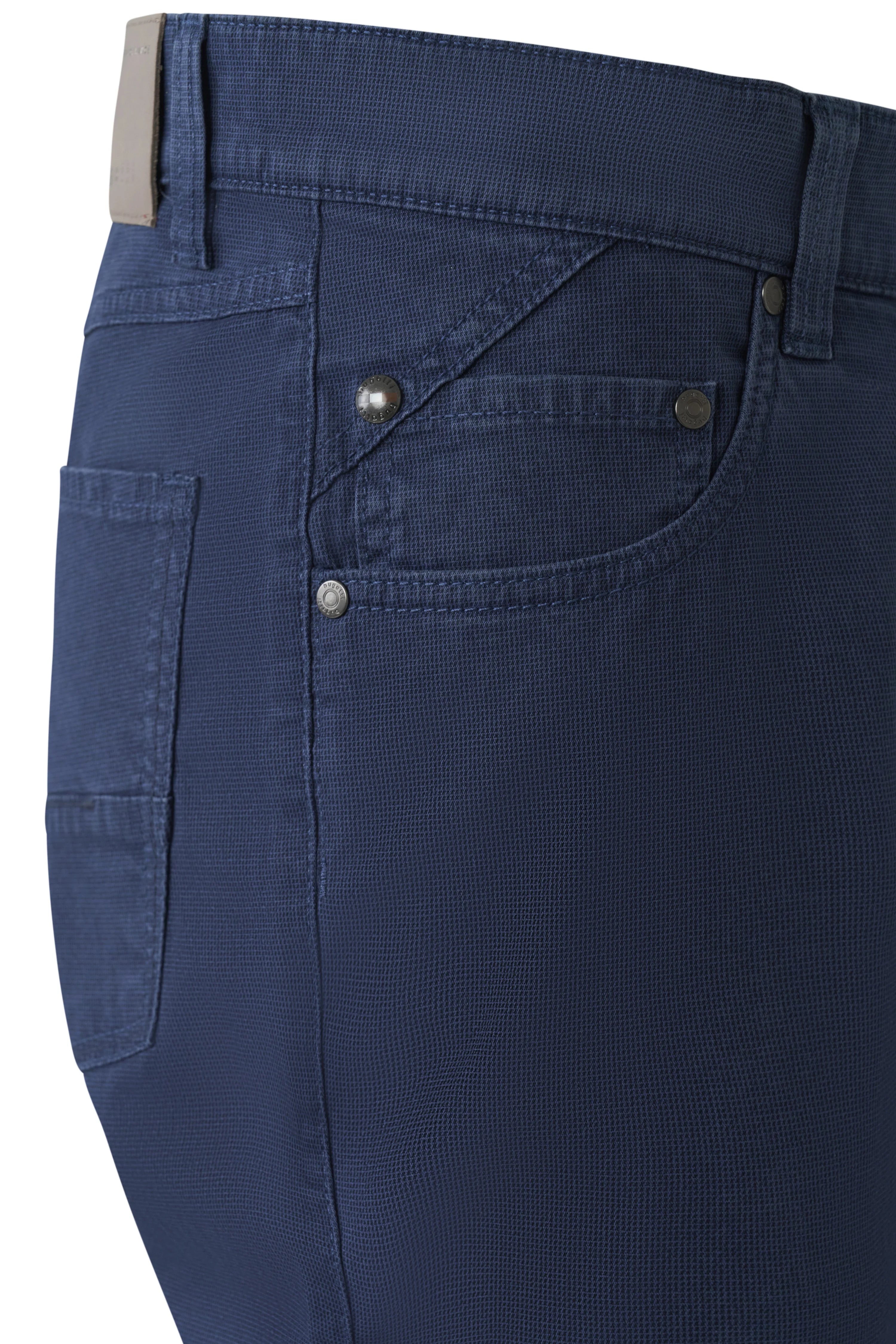 Blauw bugatti overhemd en jeans, model van achteren, ontspannen pose, focus op details.