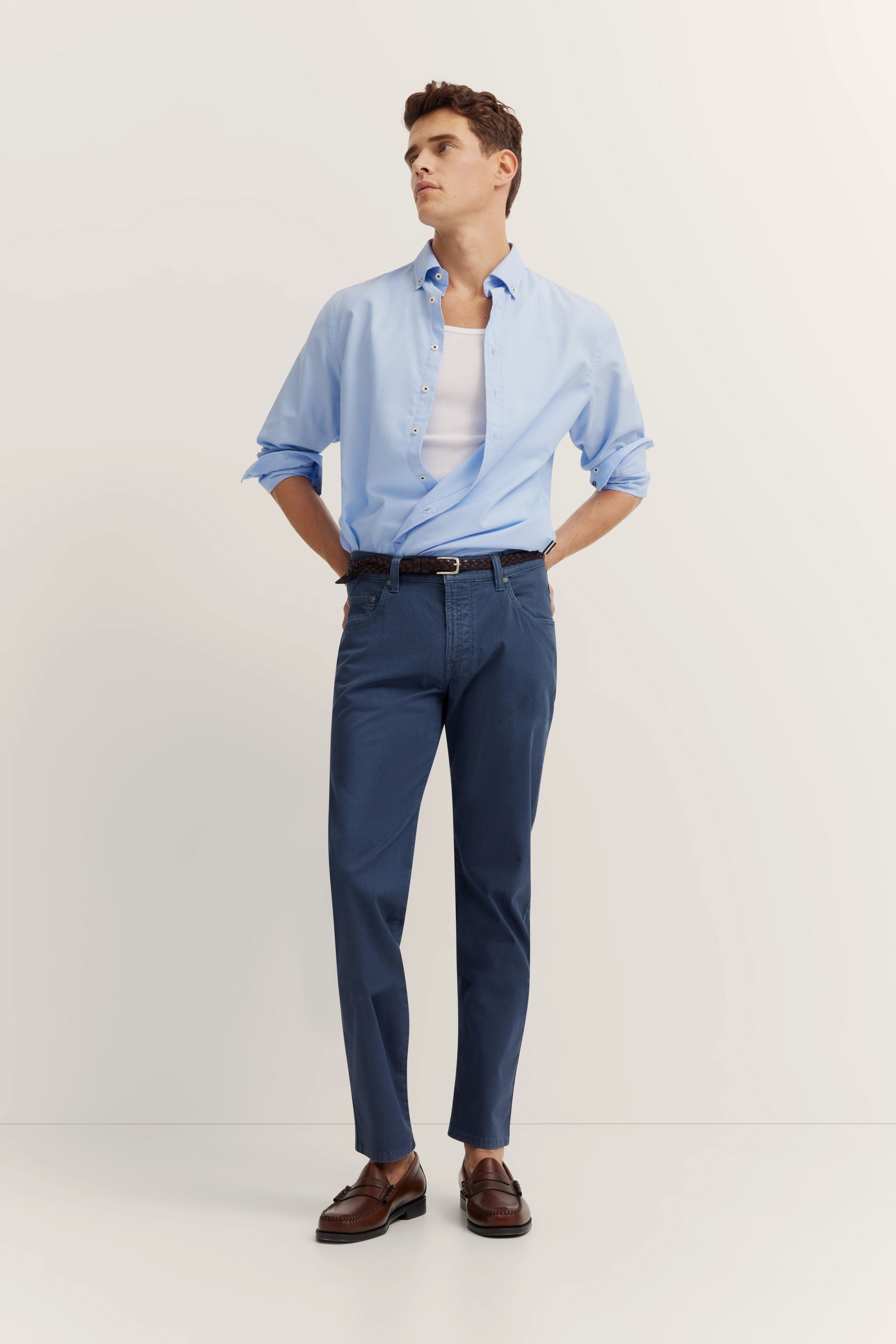 Blauw shirt en broek, bruine schoenen