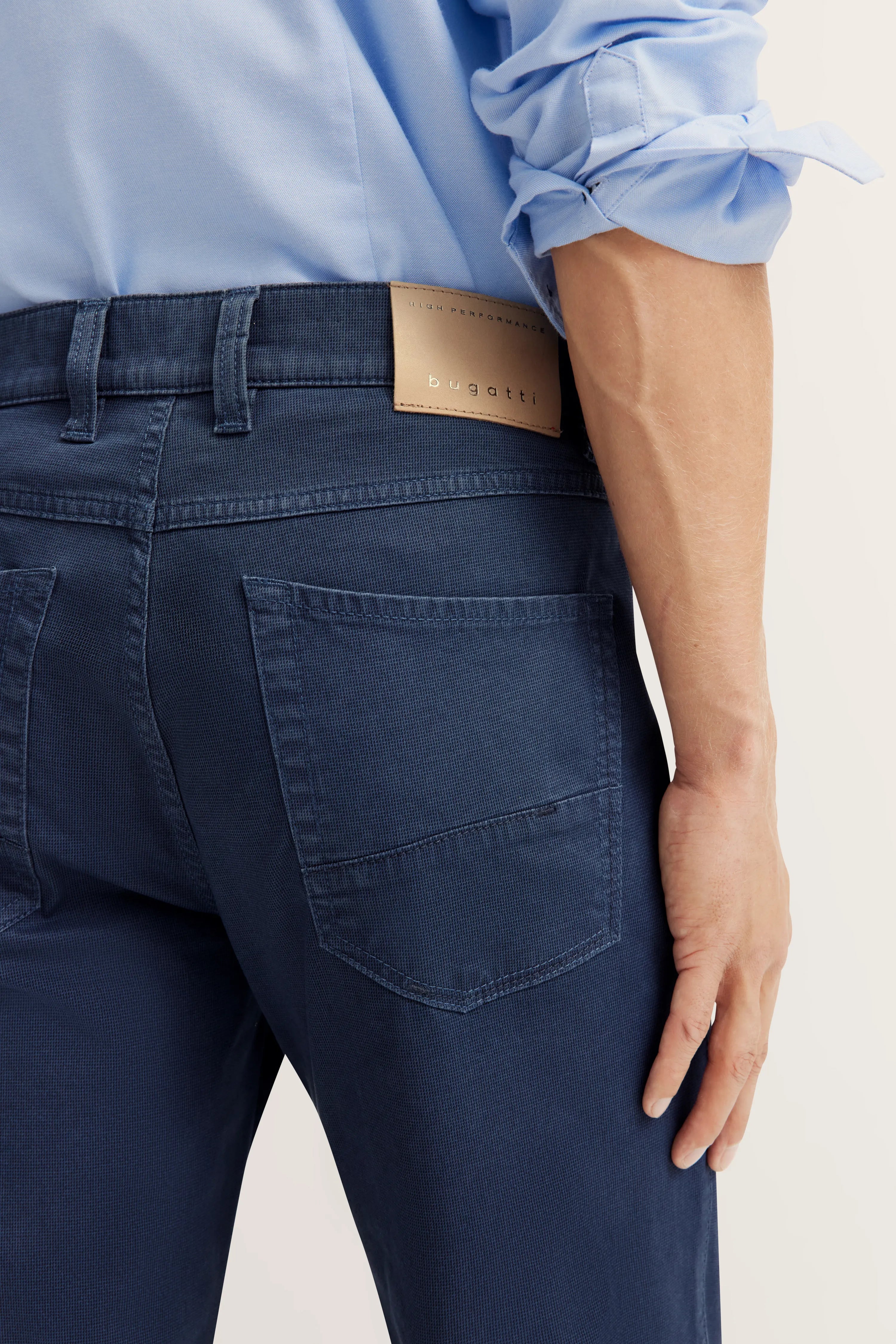 Donkerblauwe bugatti broek, klassieke achterkant, casual ontwerp.