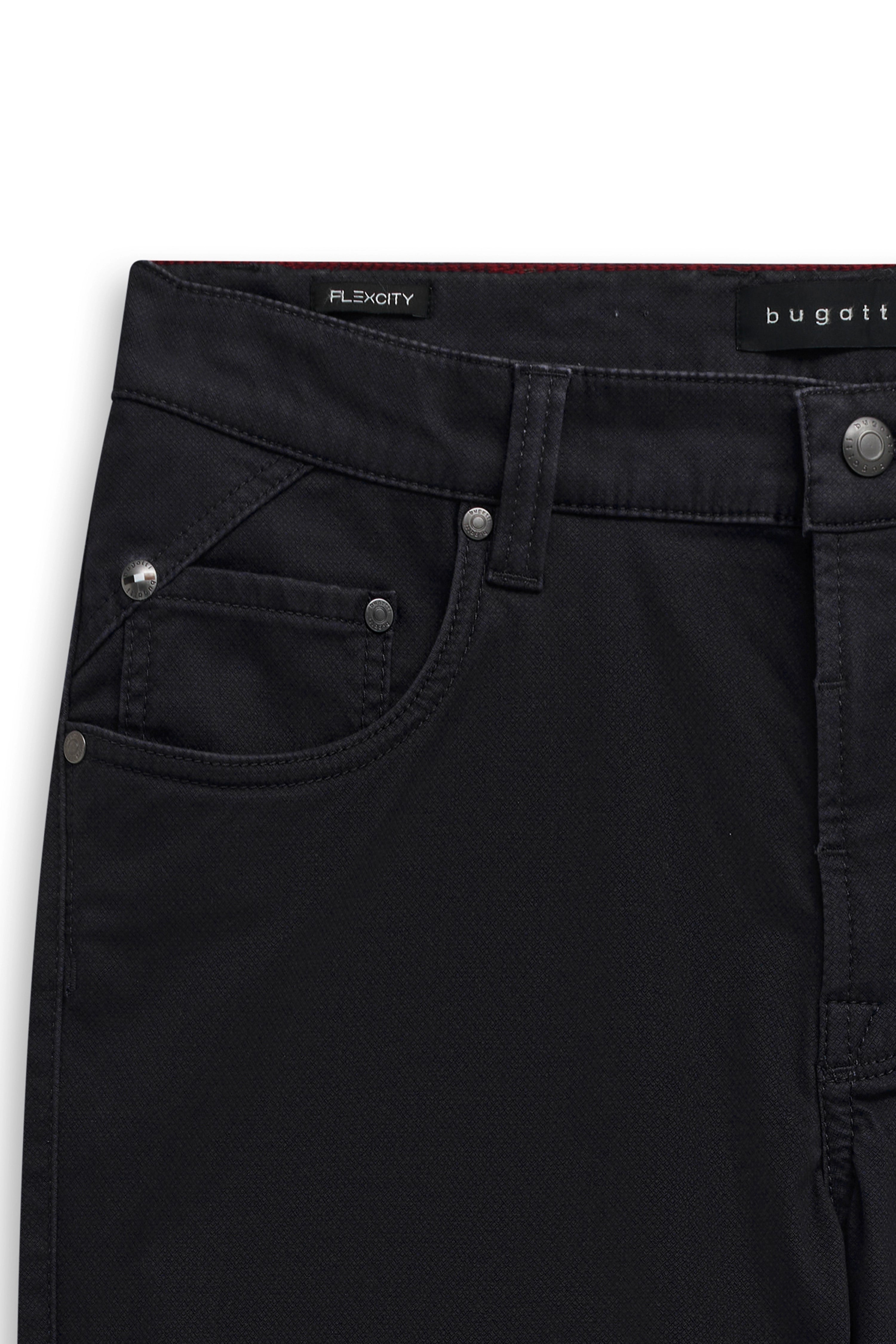 Schwarze bugatti Hose Detailaufnahme, Büstenbild, Fokus auf Taschen und Flexcity-Label.
