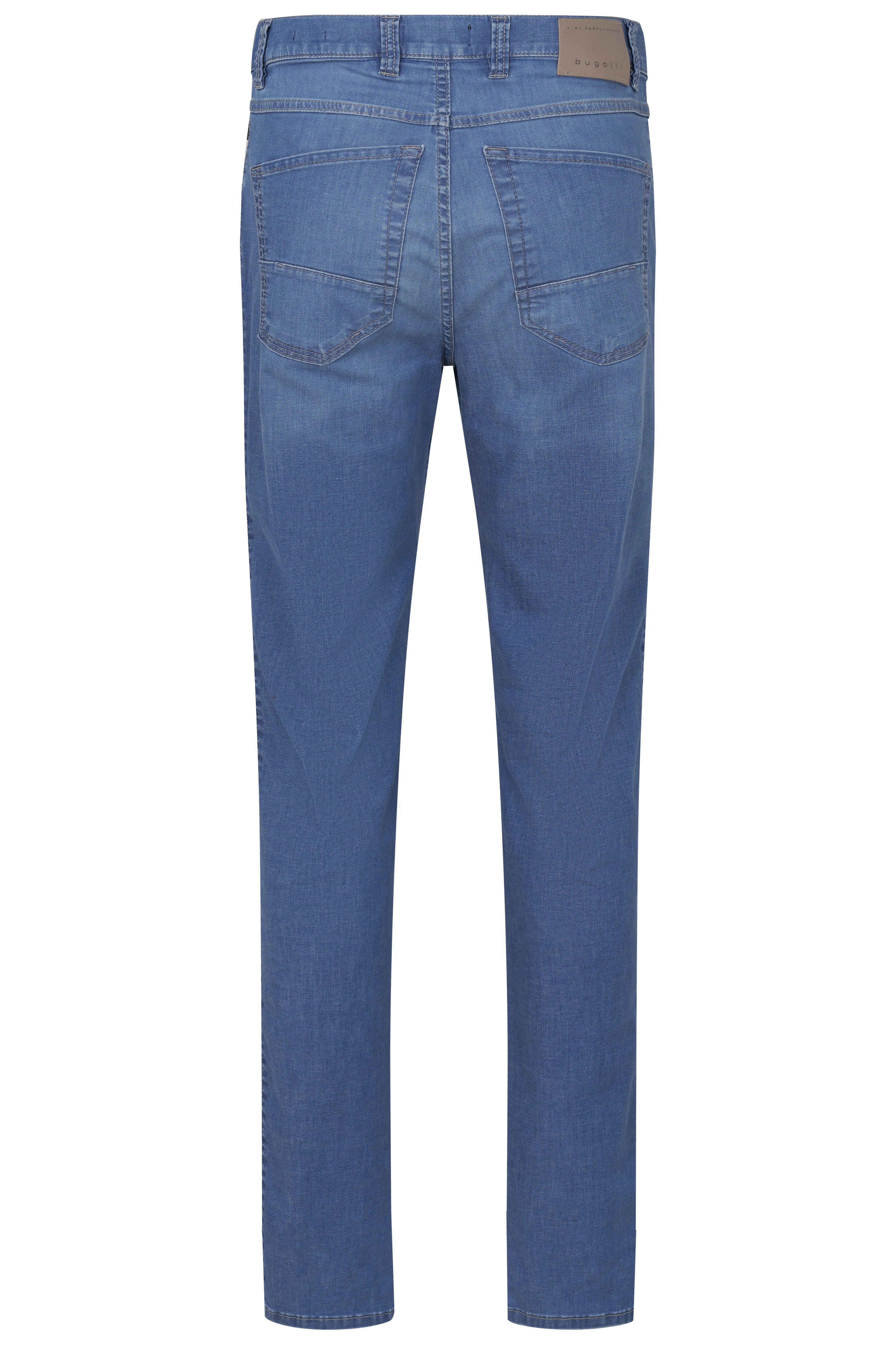 Blaues bugatti Jeansmodell, Rückansicht, legeres Design, klassische Taschen.