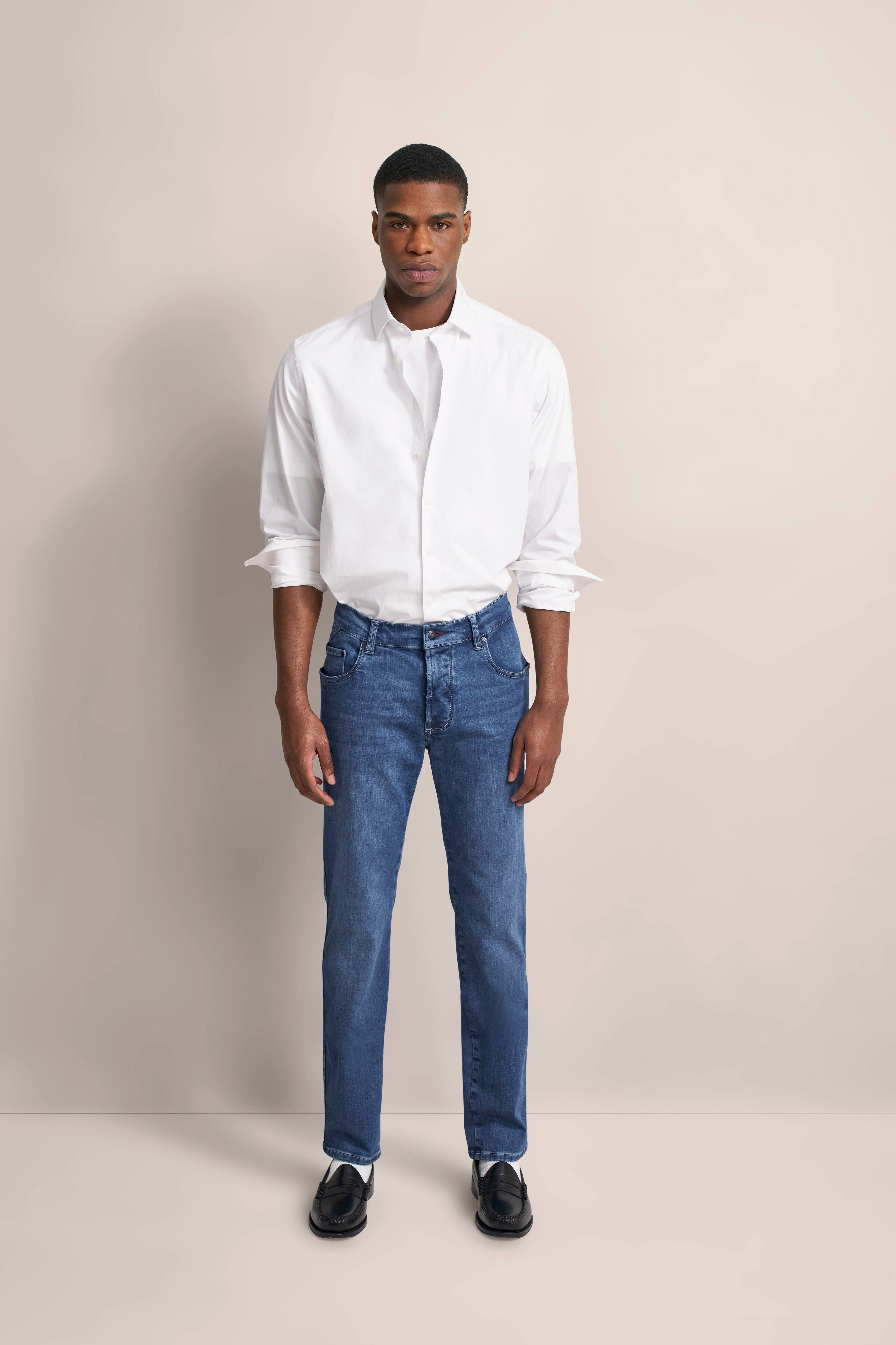 Weißes Hemd, blaue Jeans, schwarze Loafer
