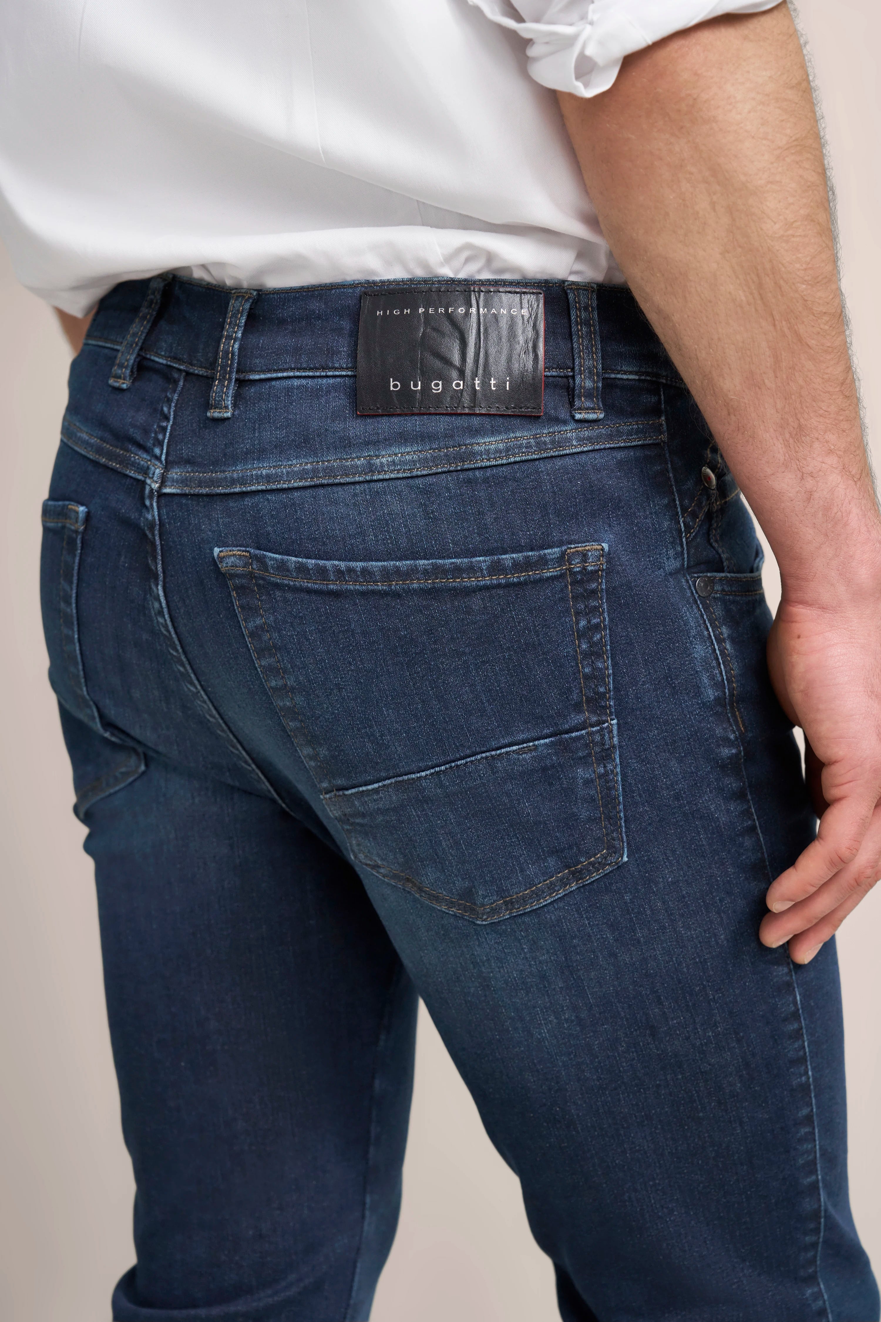 bugatti Jeans in Dunkelblau, Detailaufnahme von hinten, legeres Modelbild, entspannte Pose.