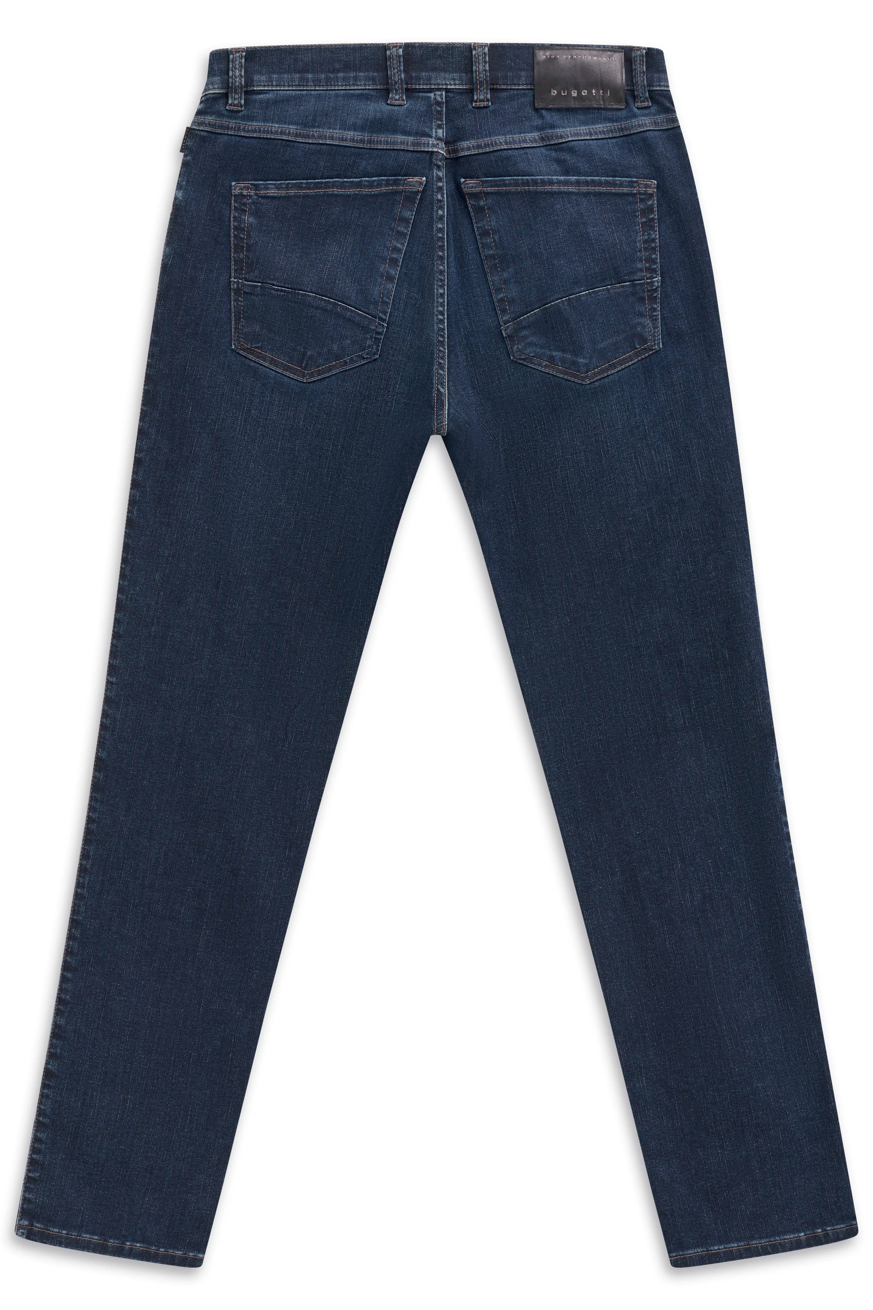 Dunkelblaue bugatti Jeans in legerem Büstenbild, klassische Passform, Rückansicht.