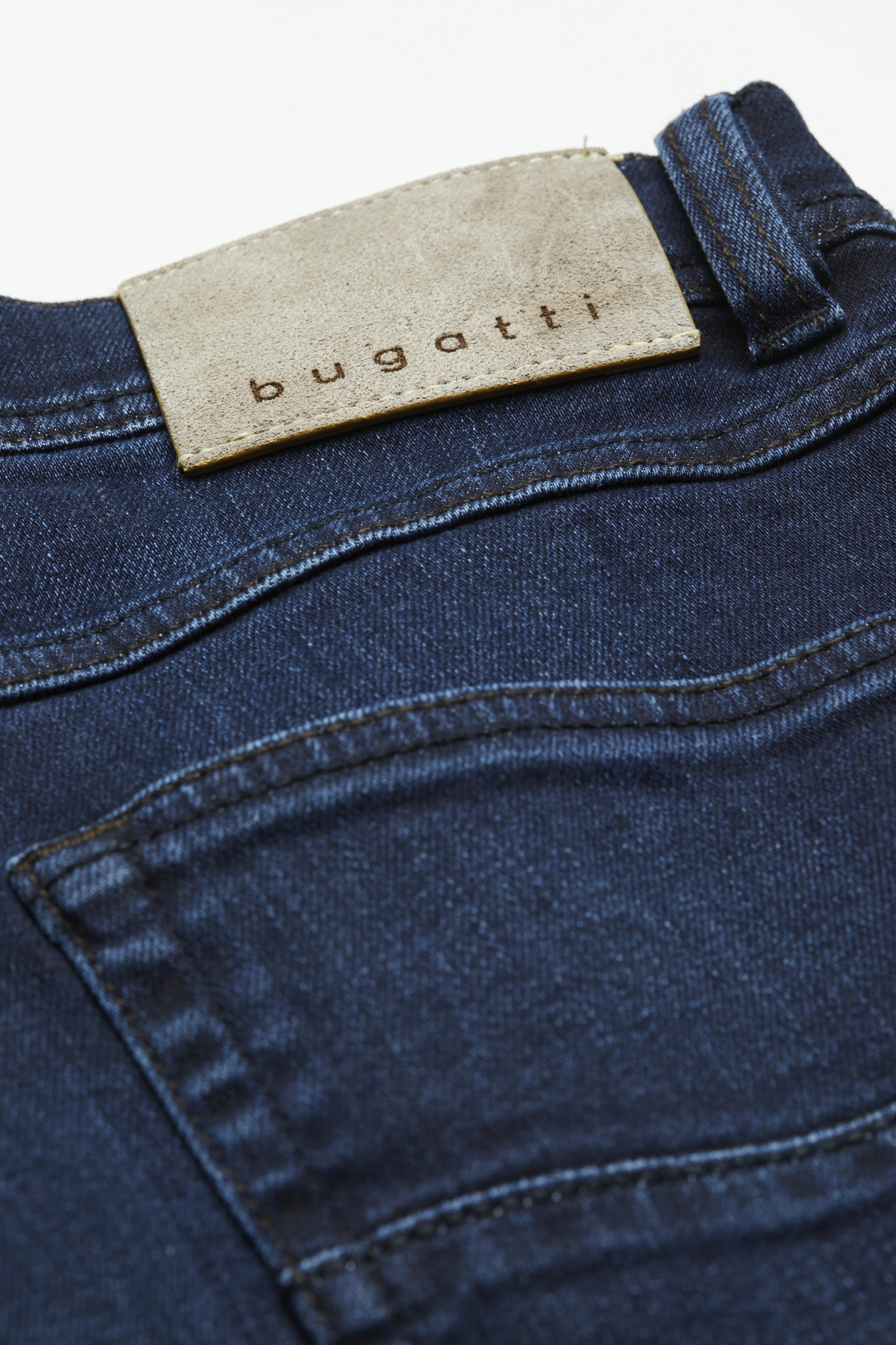 Dunkelblaue bugatti Jeans, Detailaufnahme mit Markenlabel.