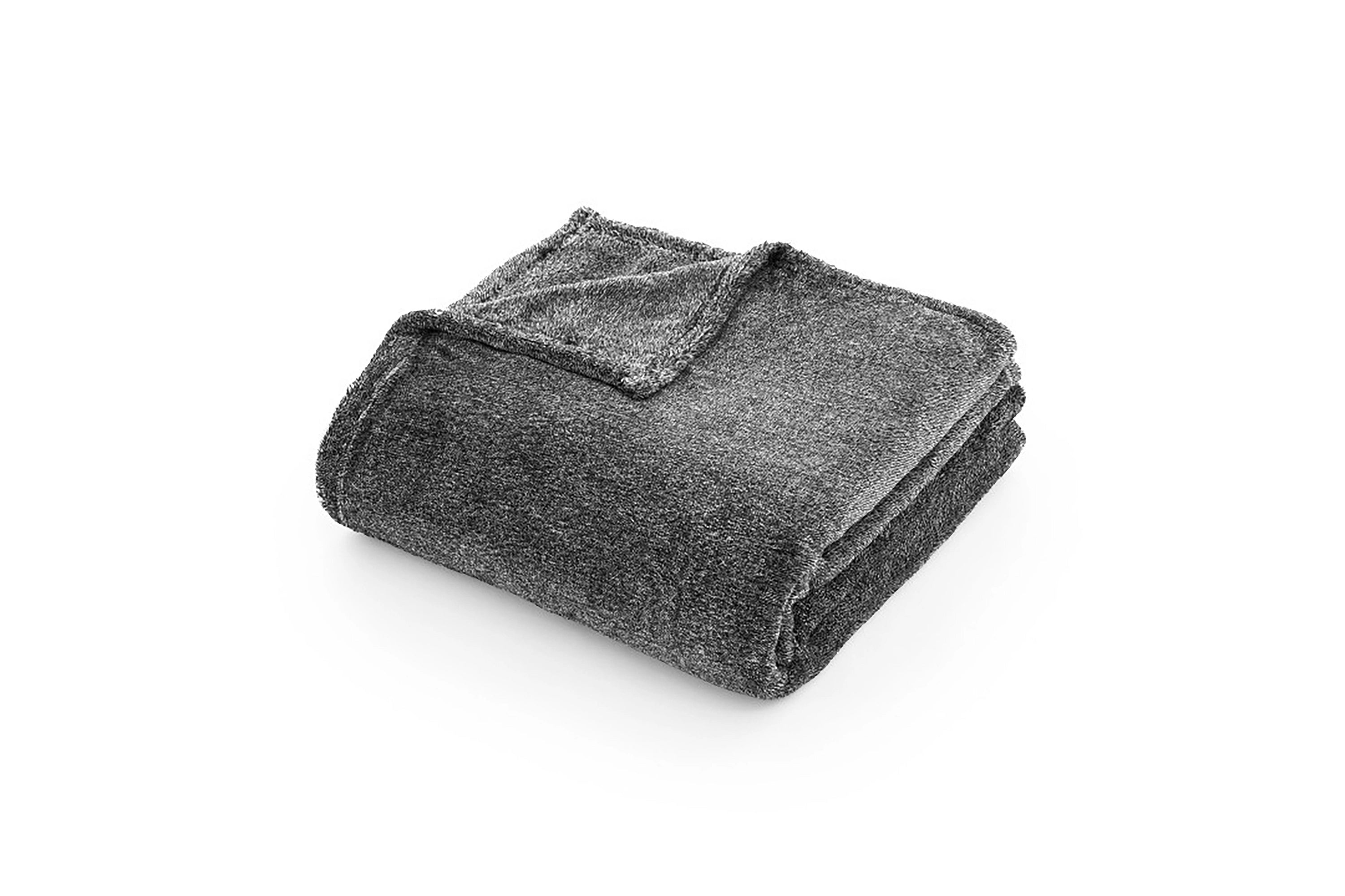 Graue Fleece-Decke von bugatti, weich und elegant gefaltet.