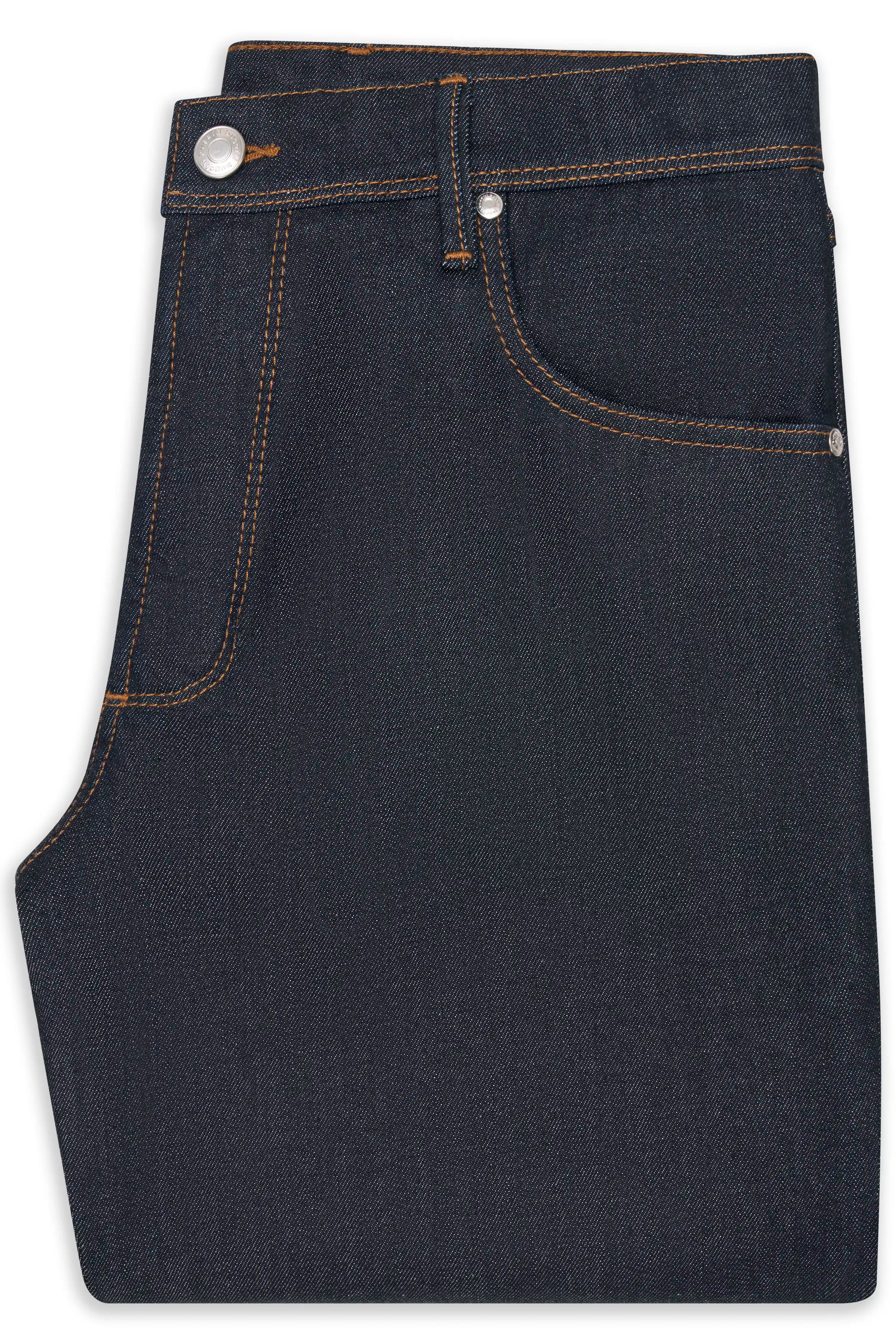 bugatti Jeans in Dunkelblau mit Kontrastnähten, Büstenbild.