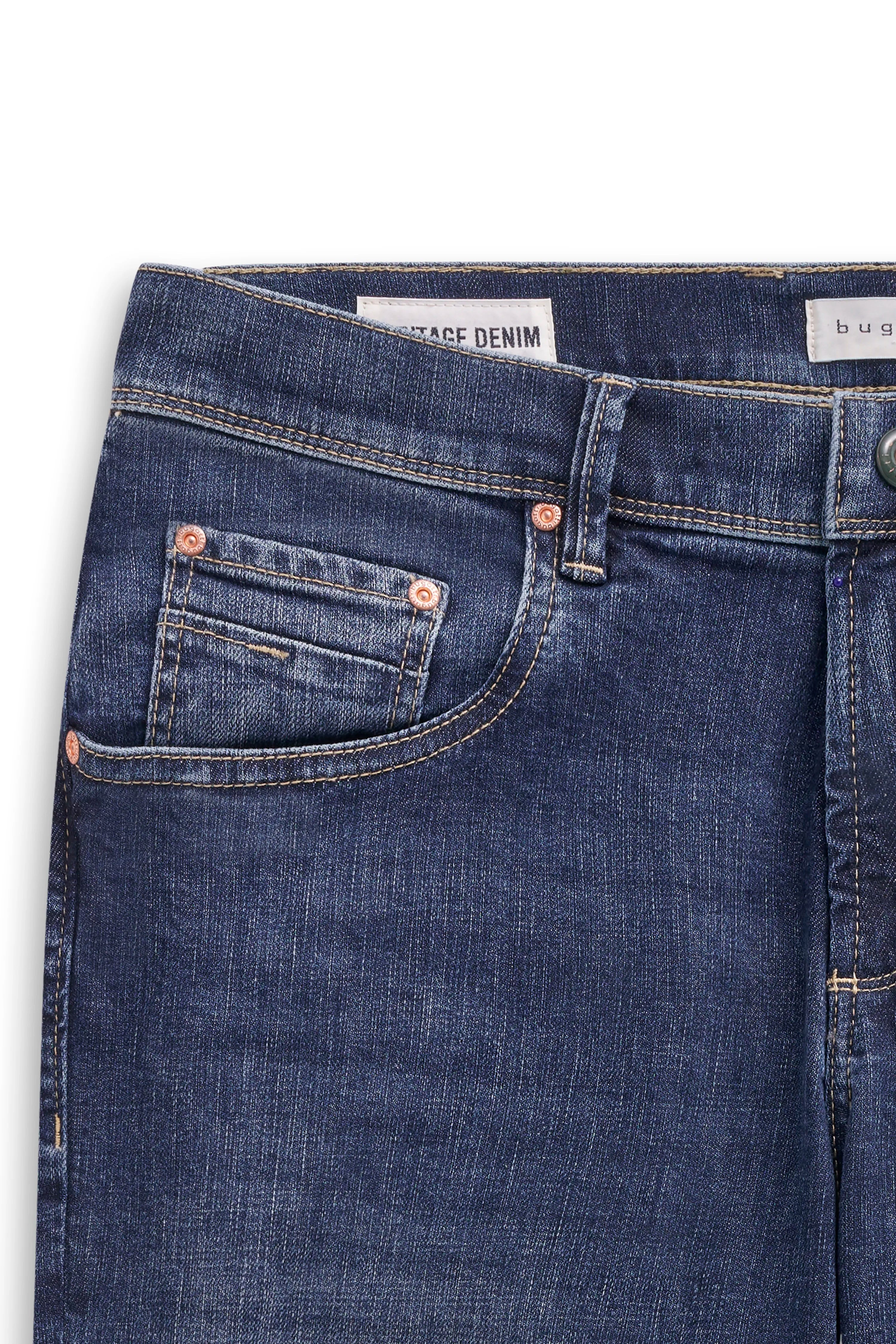 Bügelbild: bugatti Jeans in Blau mit schwarzem Oberteil, Rückansicht.