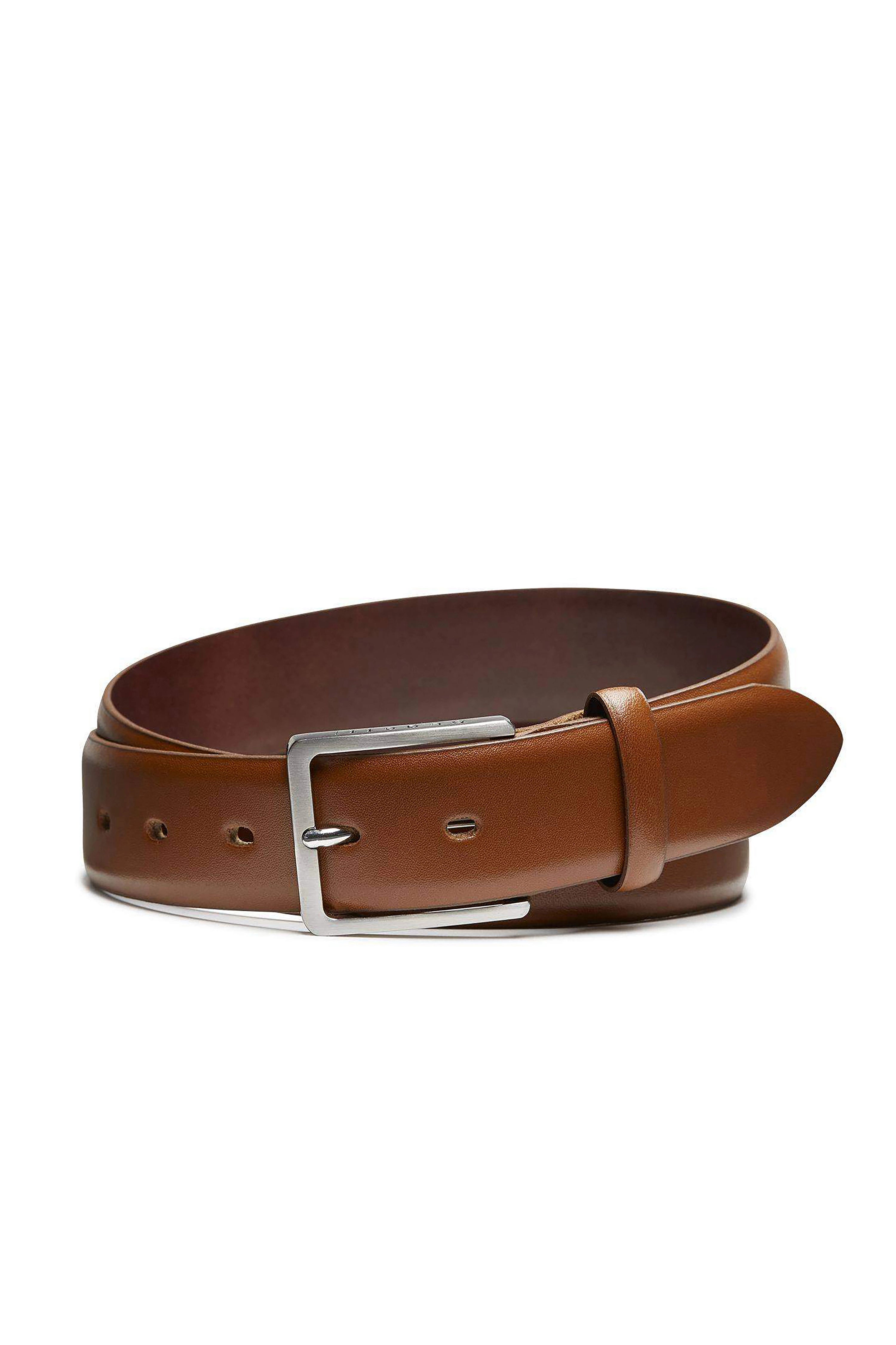 Brauner bugatti Ledergürtel mit silberner Schnalle, klassisches Design. Büstenbild.