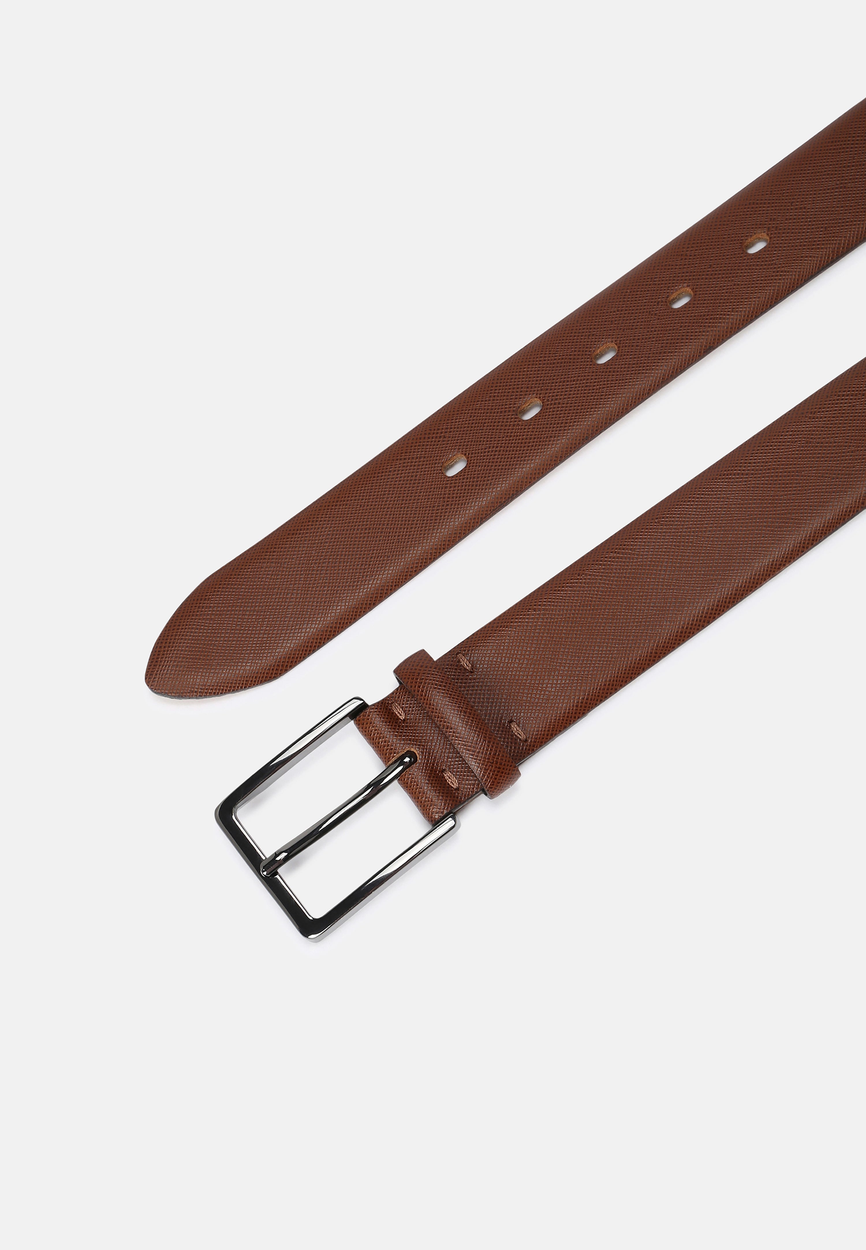 Brauner bugatti Gürtel mit feiner Textur und silberner Schnalle, Büstenbild.