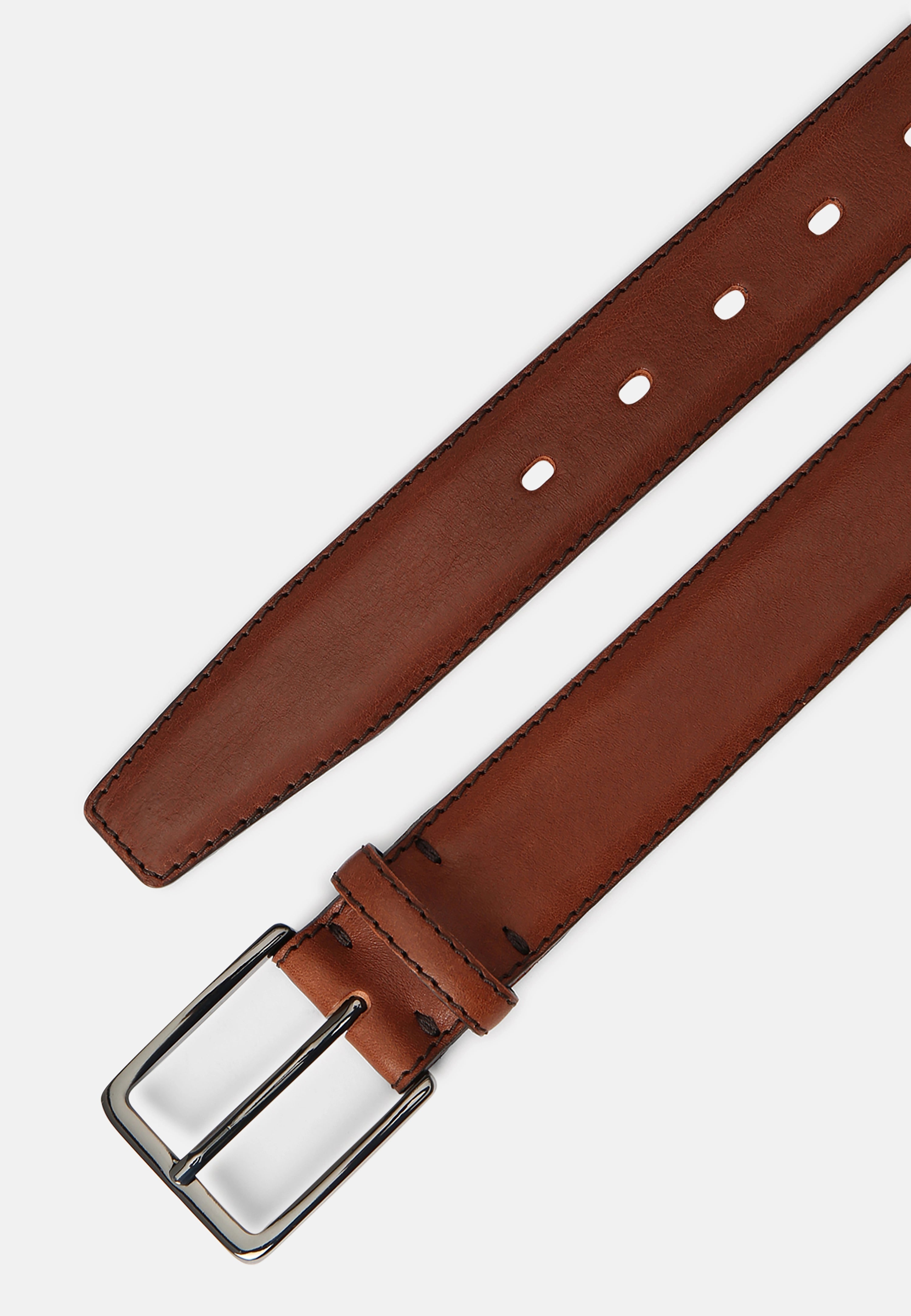 Brauner bugatti Ledergürtel mit silberner Schnalle, Detailaufnahme, schlichtes Design.